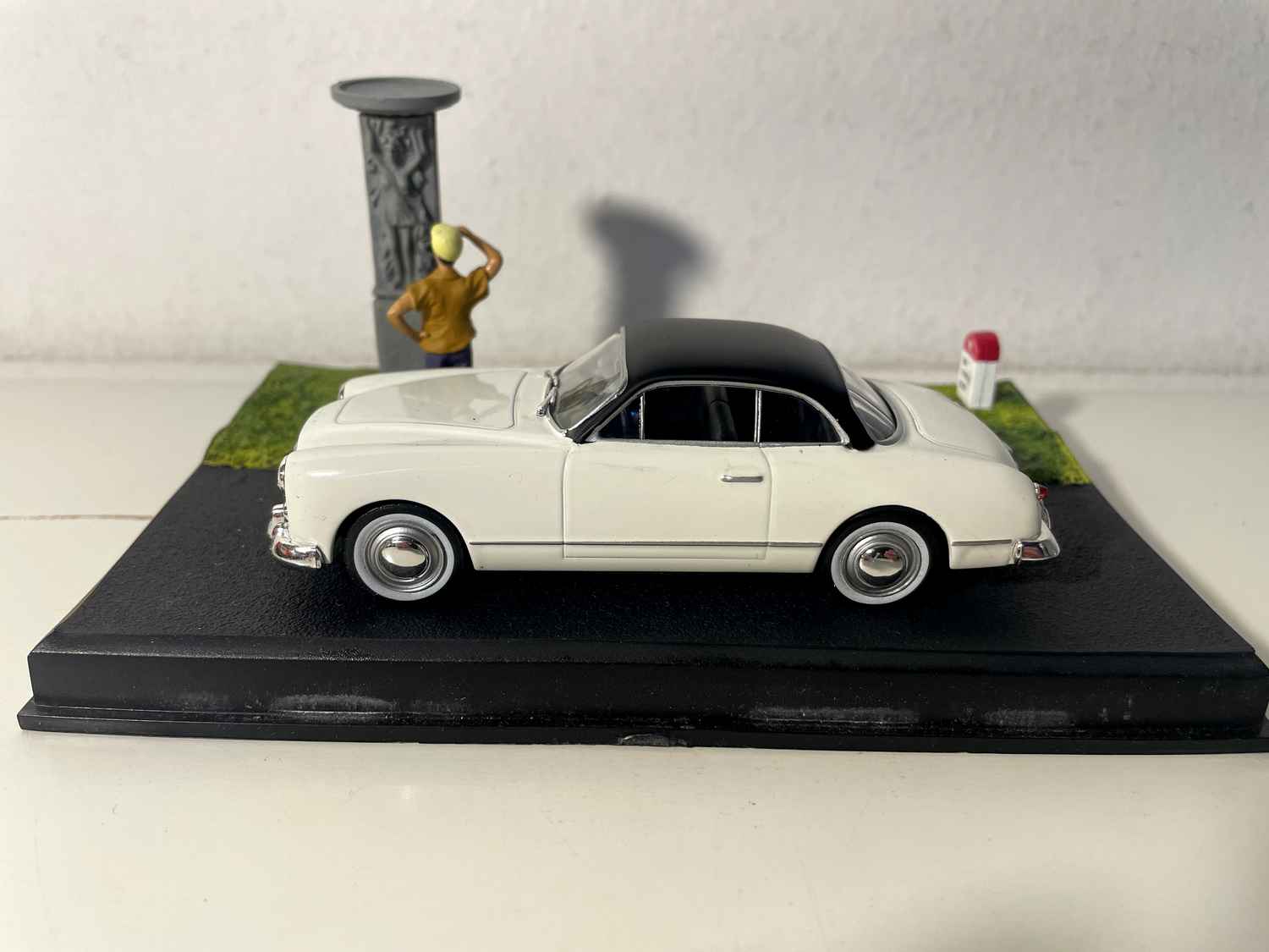 Biały Ford Comet z czarnym dachem - Nationale 7 - The Blue Route