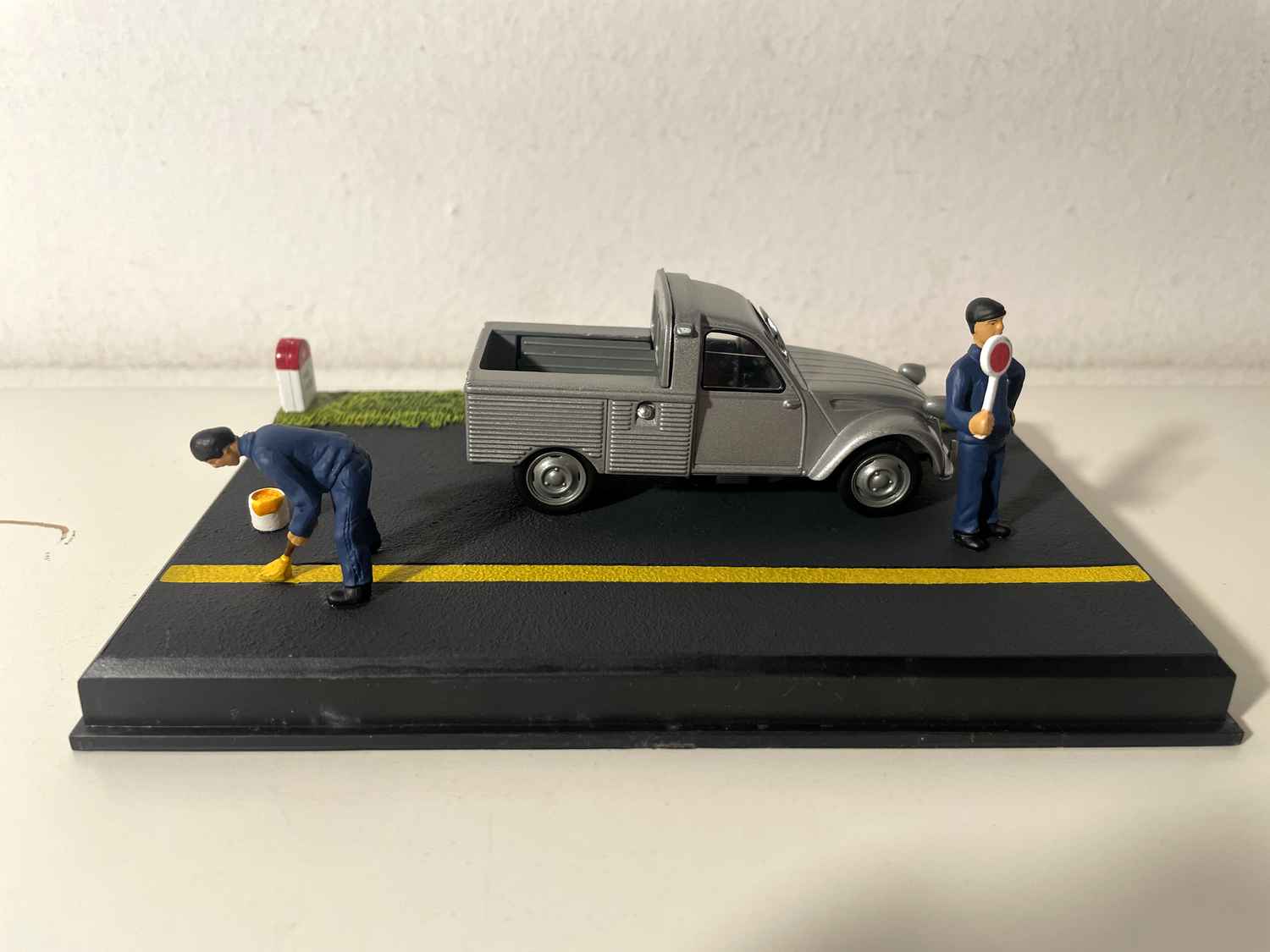 Citroën 2 CV pick-up cinza - La Nationale 7 - a estrada azul
