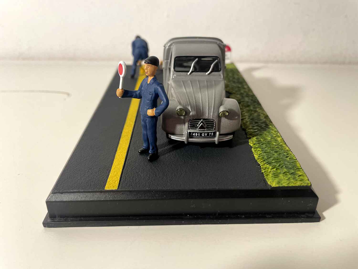 Citroën 2 CV pick-up cinza - La Nationale 7 - a estrada azul
