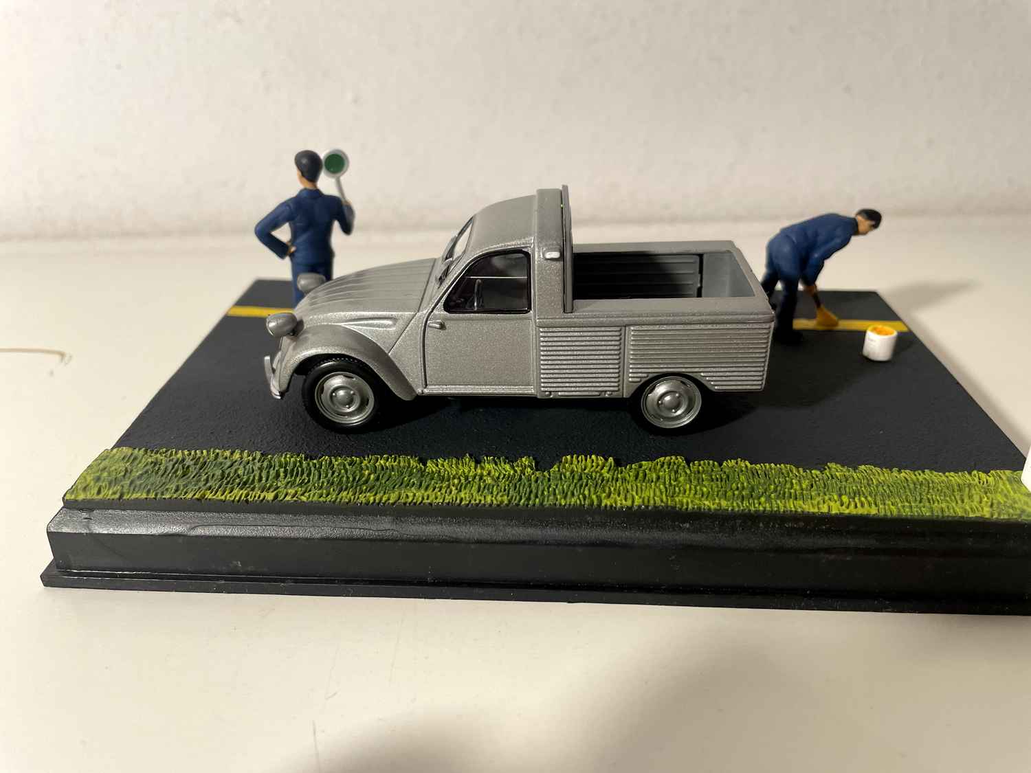 Citroën 2 CV pick-up cinza - La Nationale 7 - a estrada azul