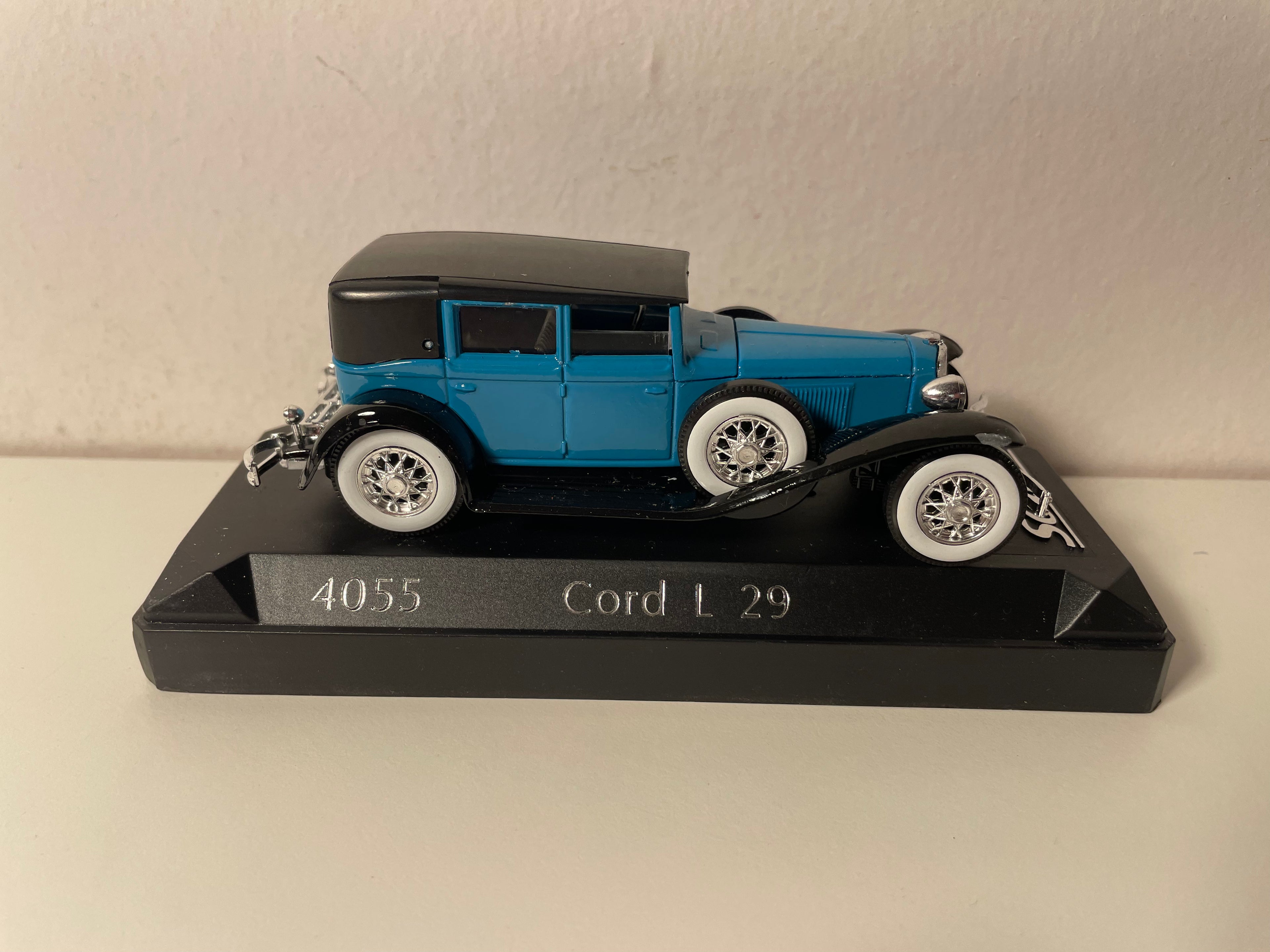 Cord L 29 blauw en zwart dak - Solido referentie 4055 (Amerikaans auto)