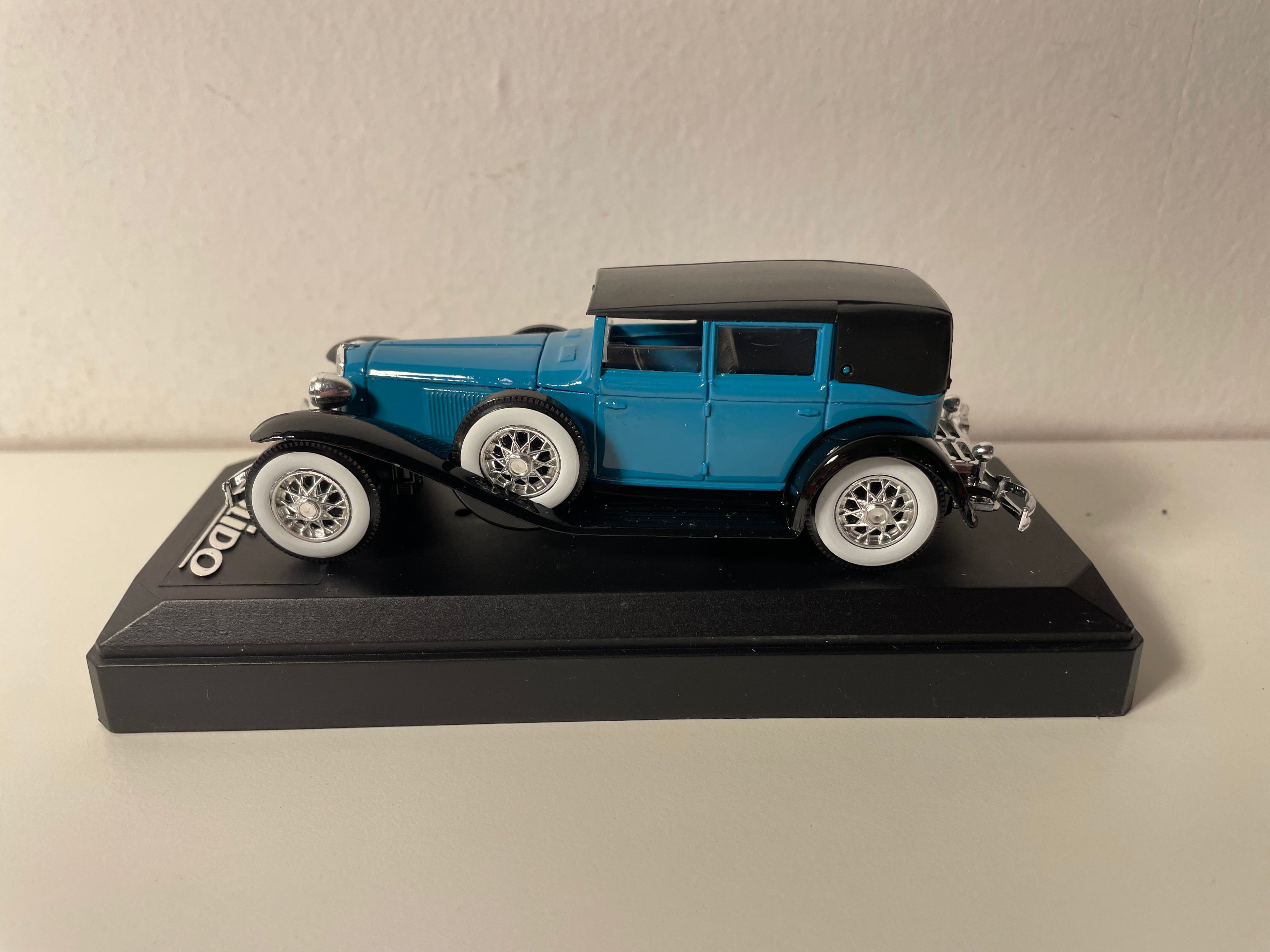 Cord L 29 blauw en zwart dak - Solido referentie 4055 (Amerikaans auto)