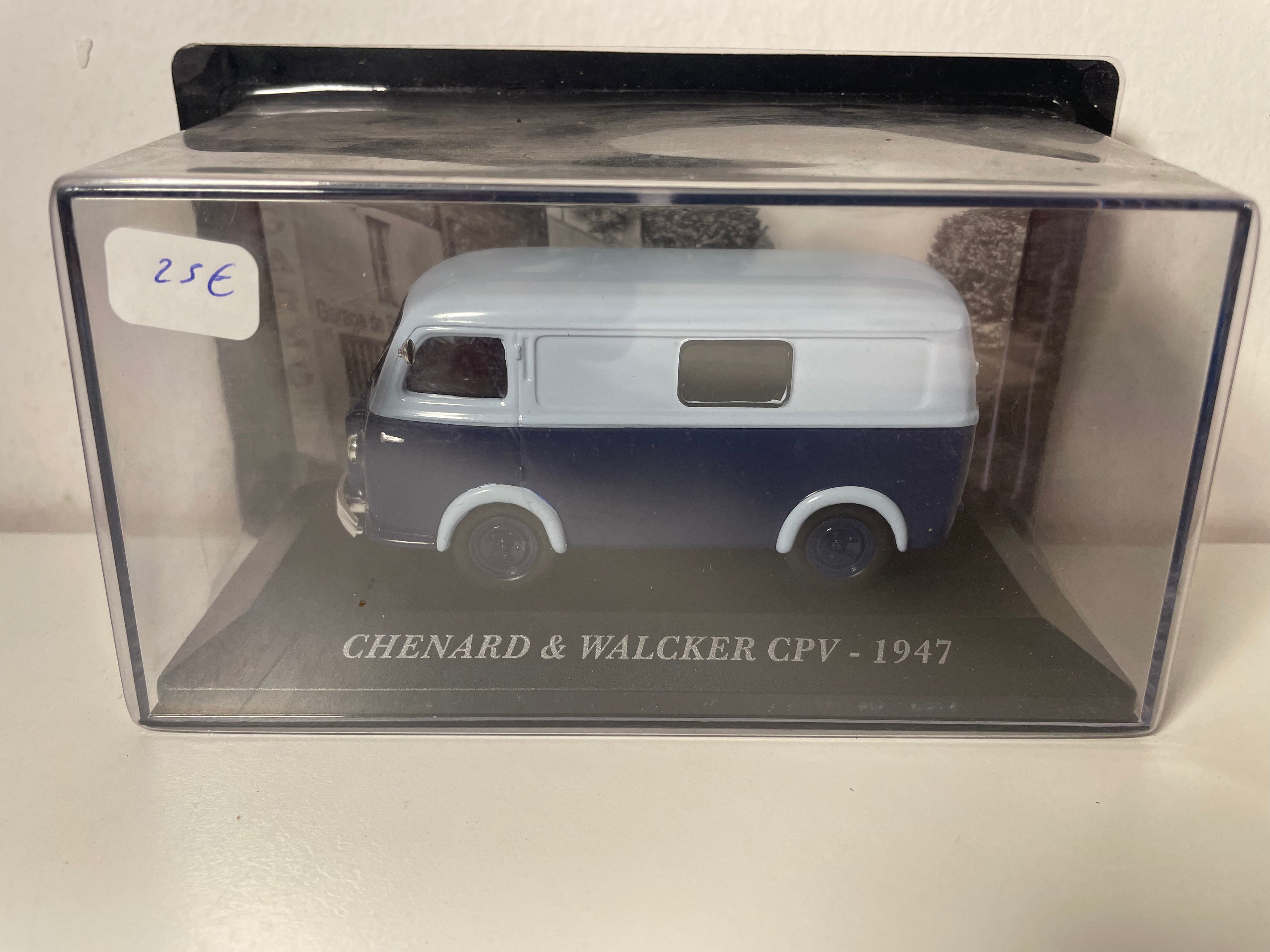 Chenard et Walcker CPV bleu clair et bleu foncé de 1947