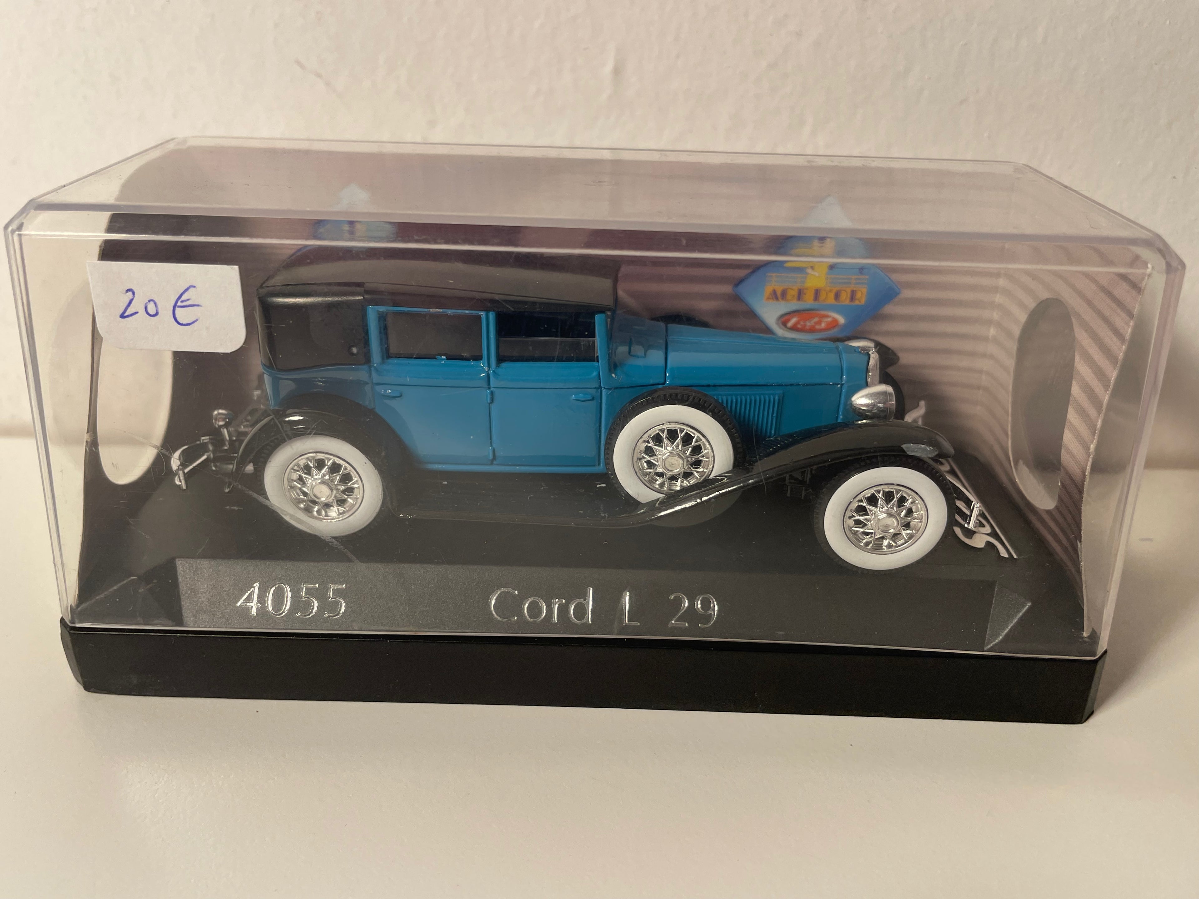 Cord L 29 bleue et toit noir - Solido référence 4055 (voiture américaine)