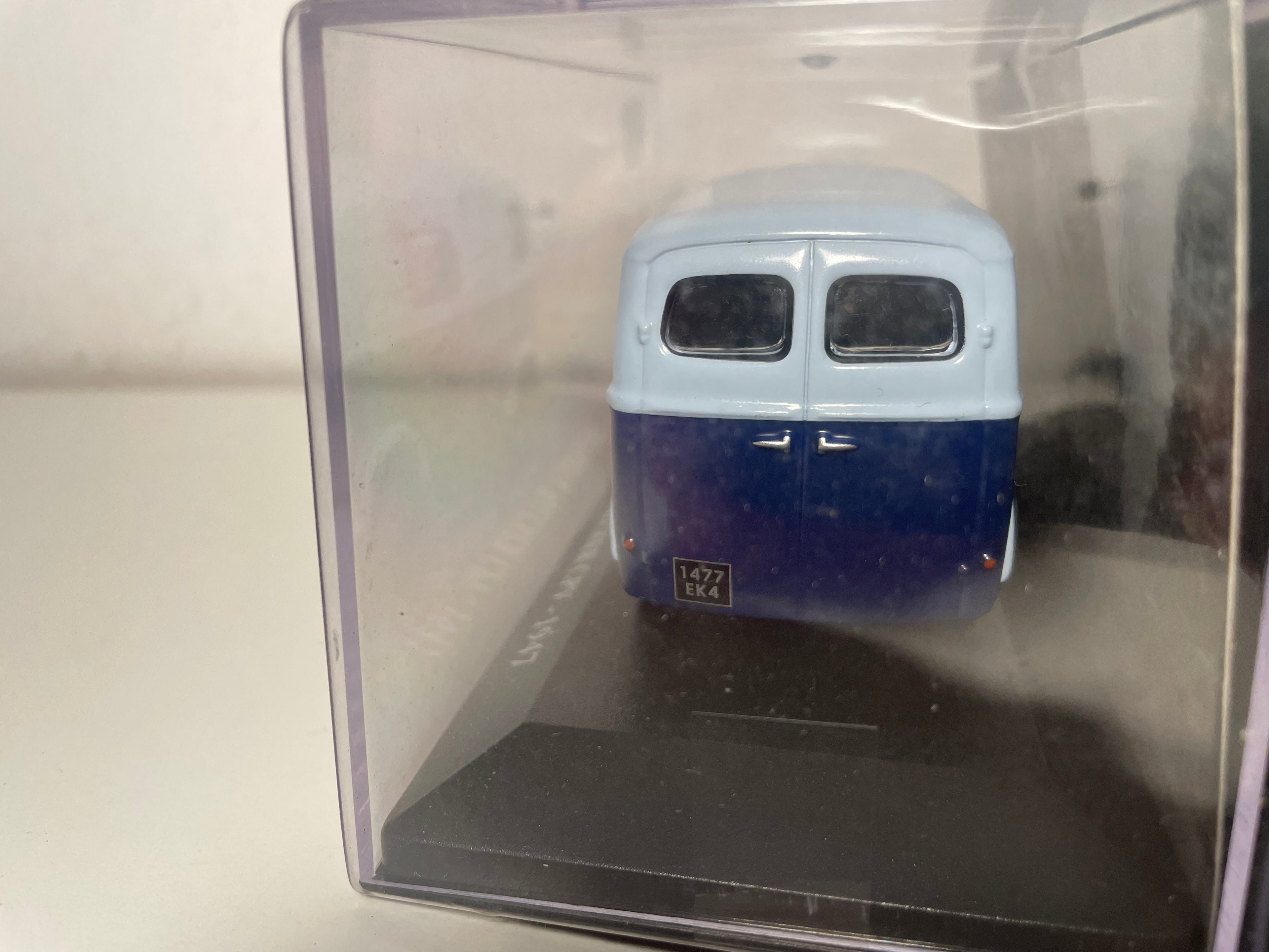 Chenard et Walcker CPV bleu clair et bleu foncé de 1947