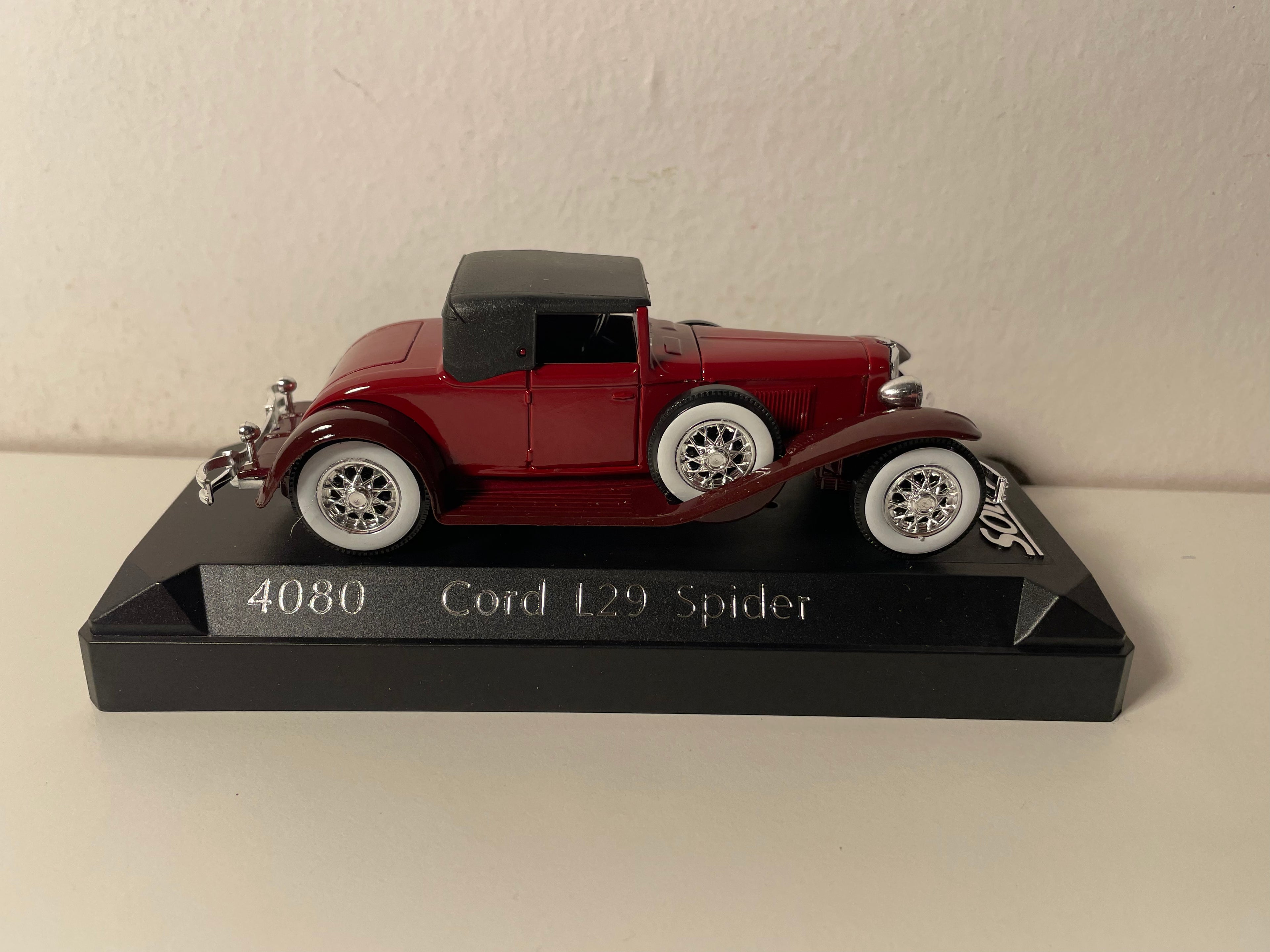 Cord L29 Spider bordeaux met zwart dak - Solido referentie 4080 (Amerikaanse auto)