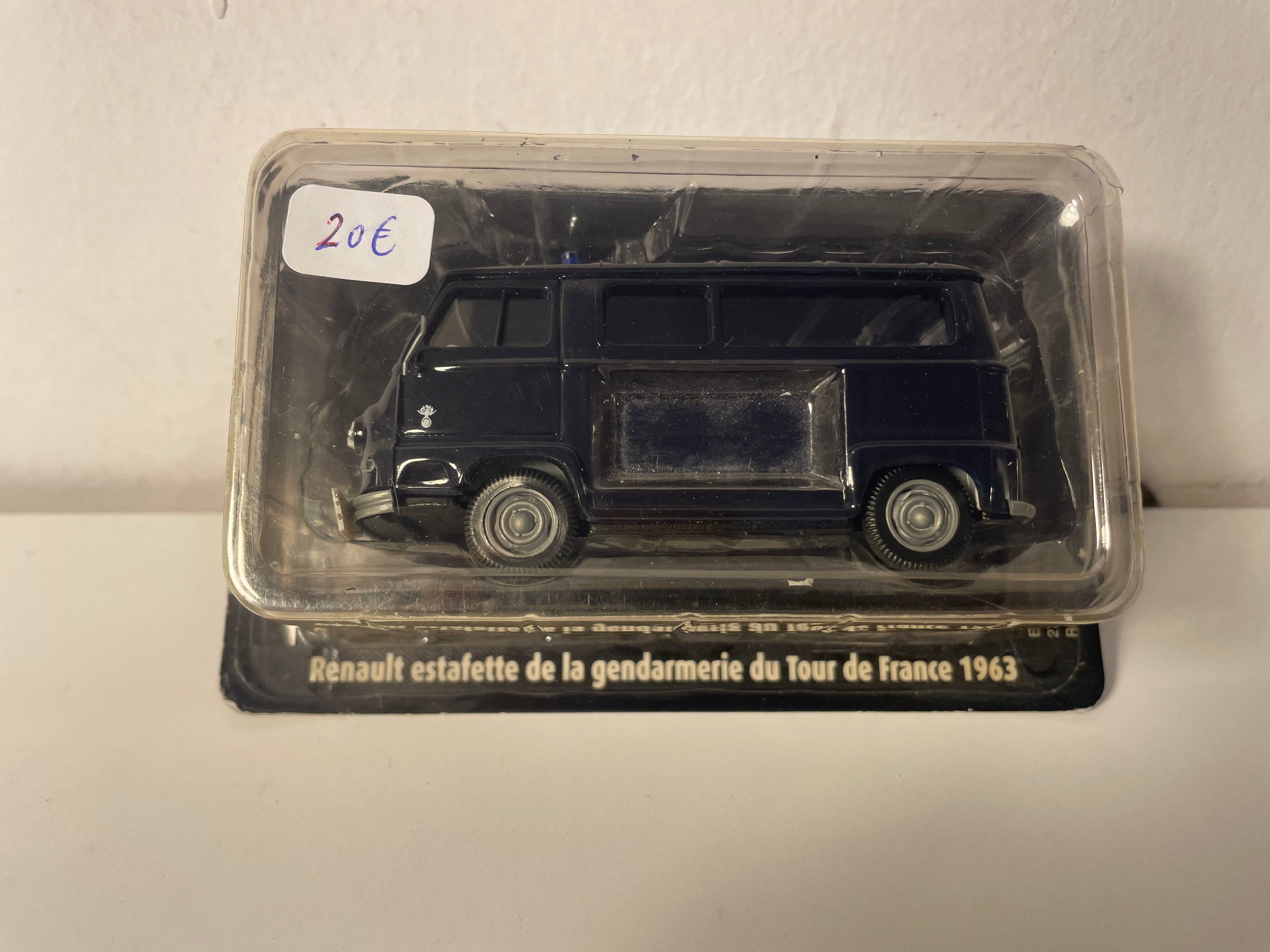 Schwaarze Renault Camionnette vun der Gendarmerie vum Tour de France 1963