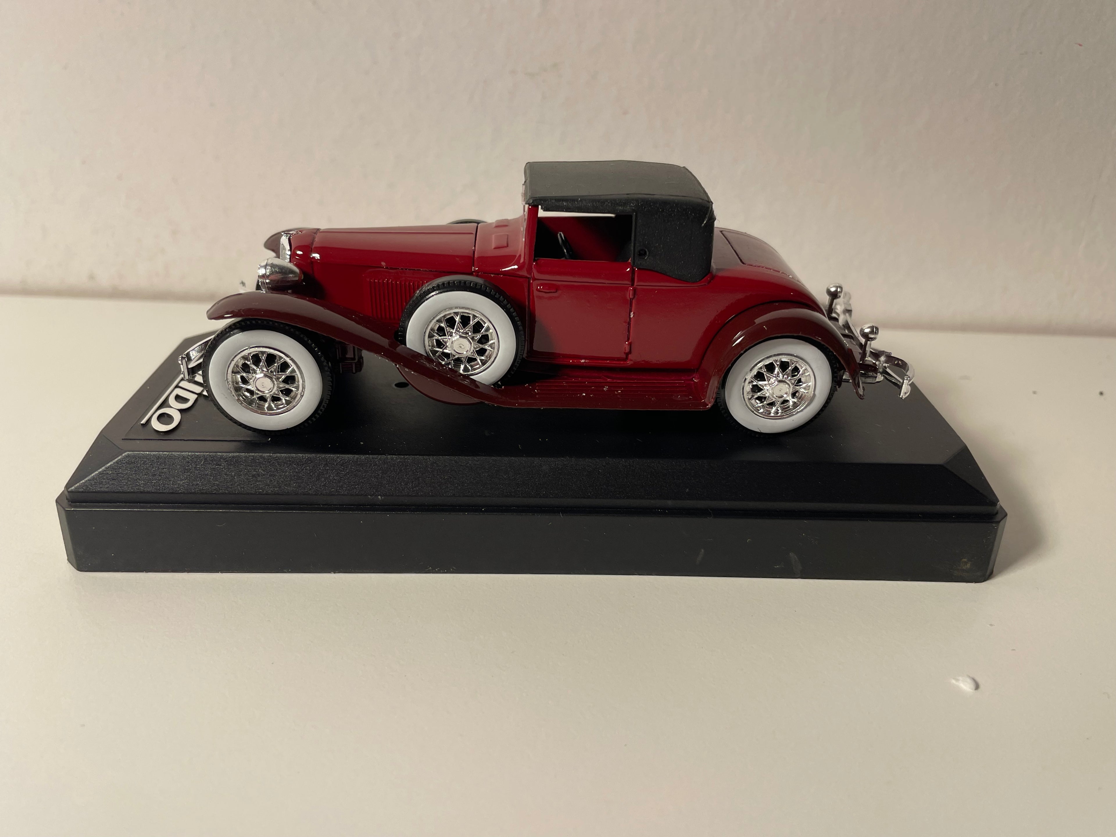 Cord L29 Spider bordeaux met zwart dak - Solido referentie 4080 (Amerikaanse auto)