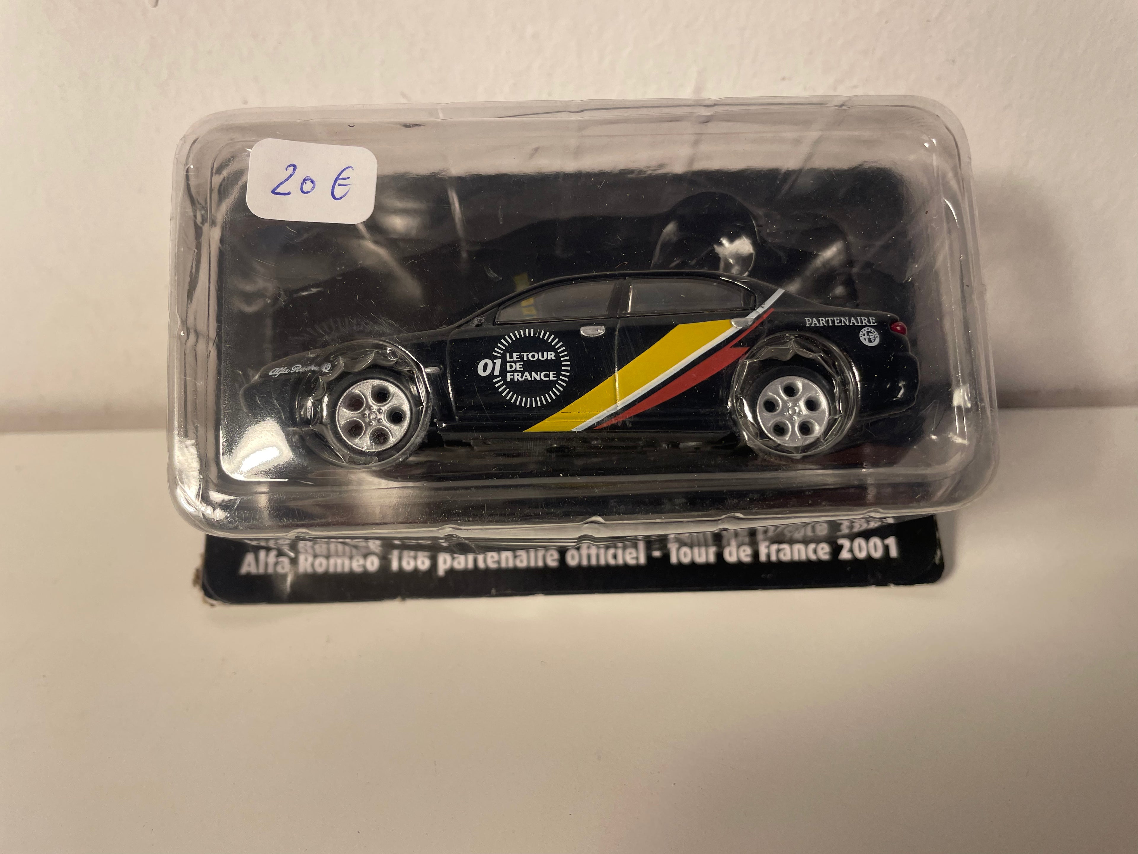 Alfa Roméo 166 noire partenaire officiel du tour de France de 2001