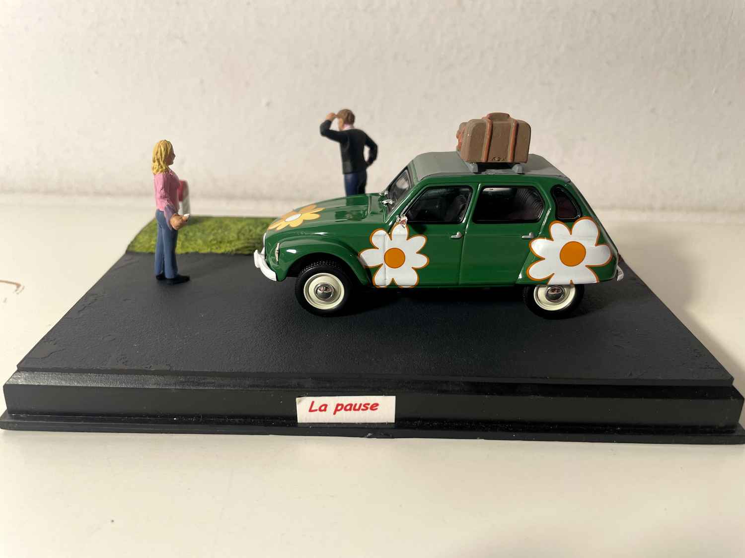 Citroën Dyane gréng mat Blummen - La Nationale 7 - d'schwaarz Strooss