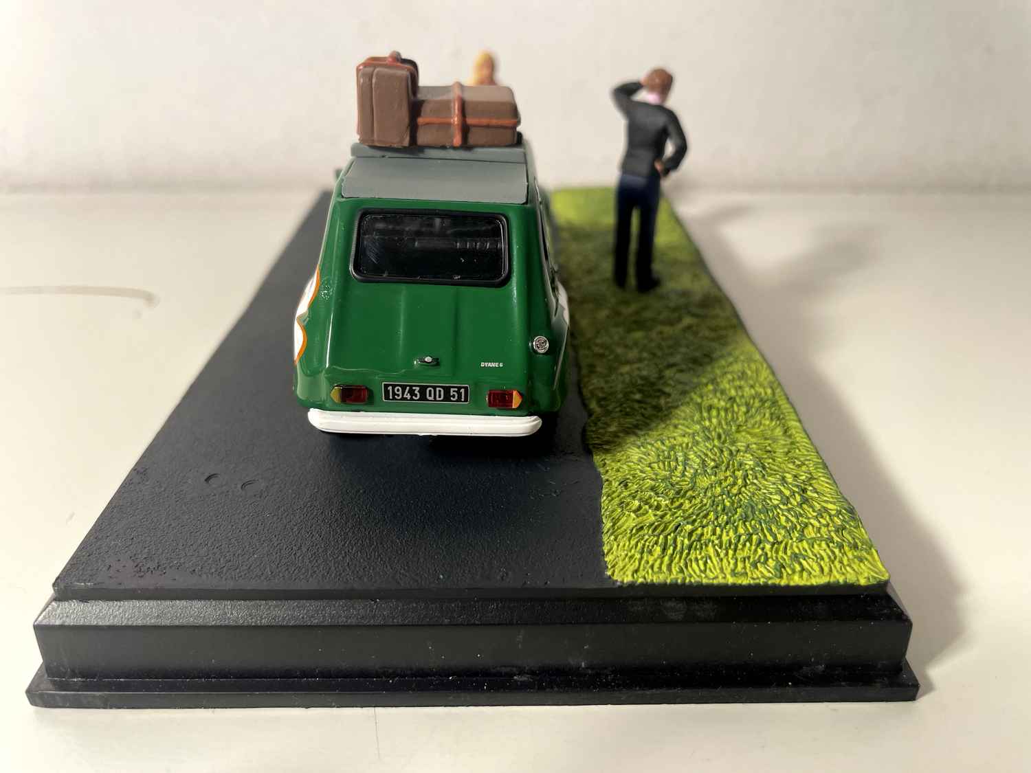 Citroën Dyane gréng mat Blummen - La Nationale 7 - d'schwaarz Strooss
