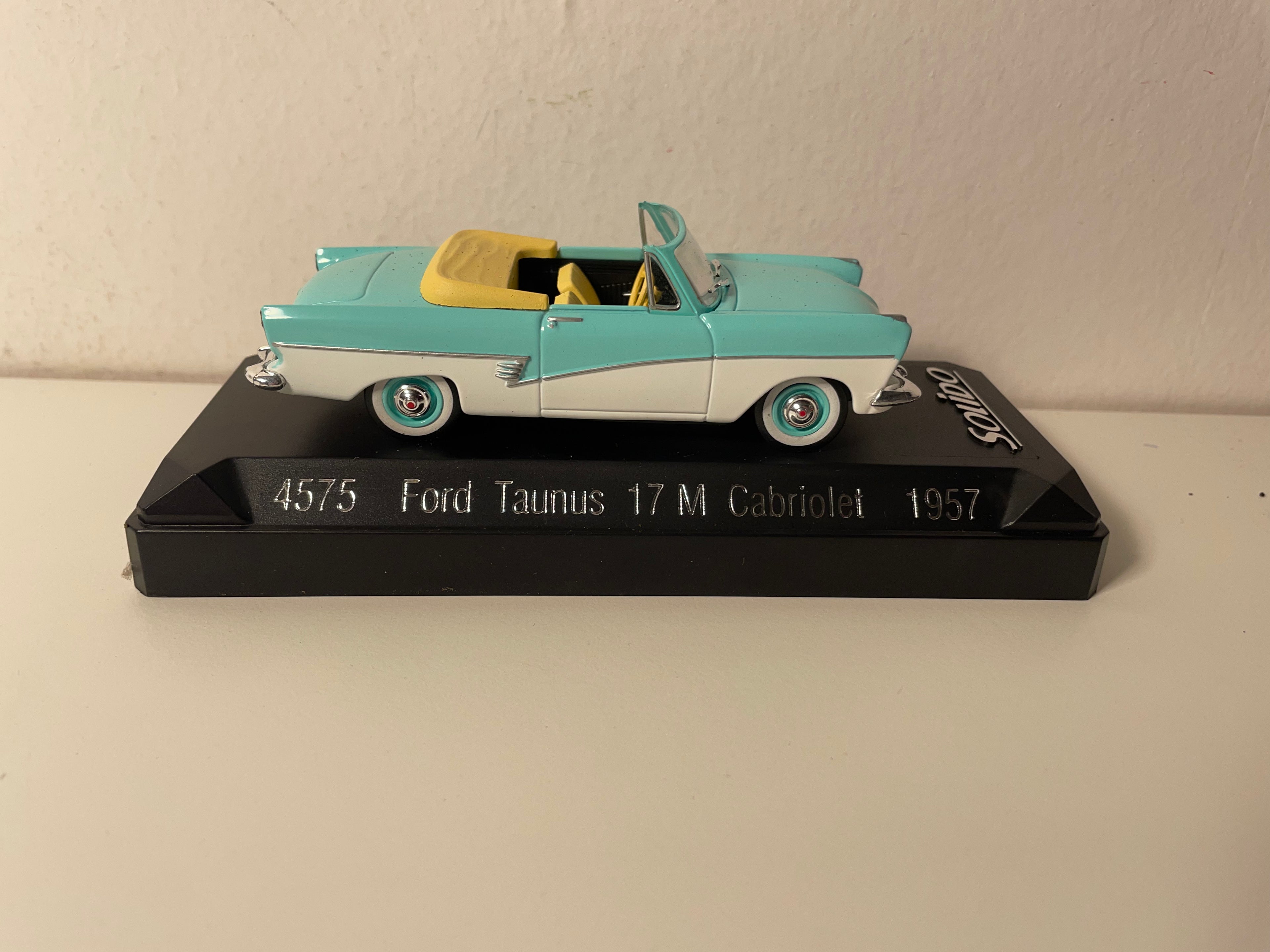 Ford Taunus 17M descapotable de 1957 en azul claro y blanco (referencia Solido 4575)