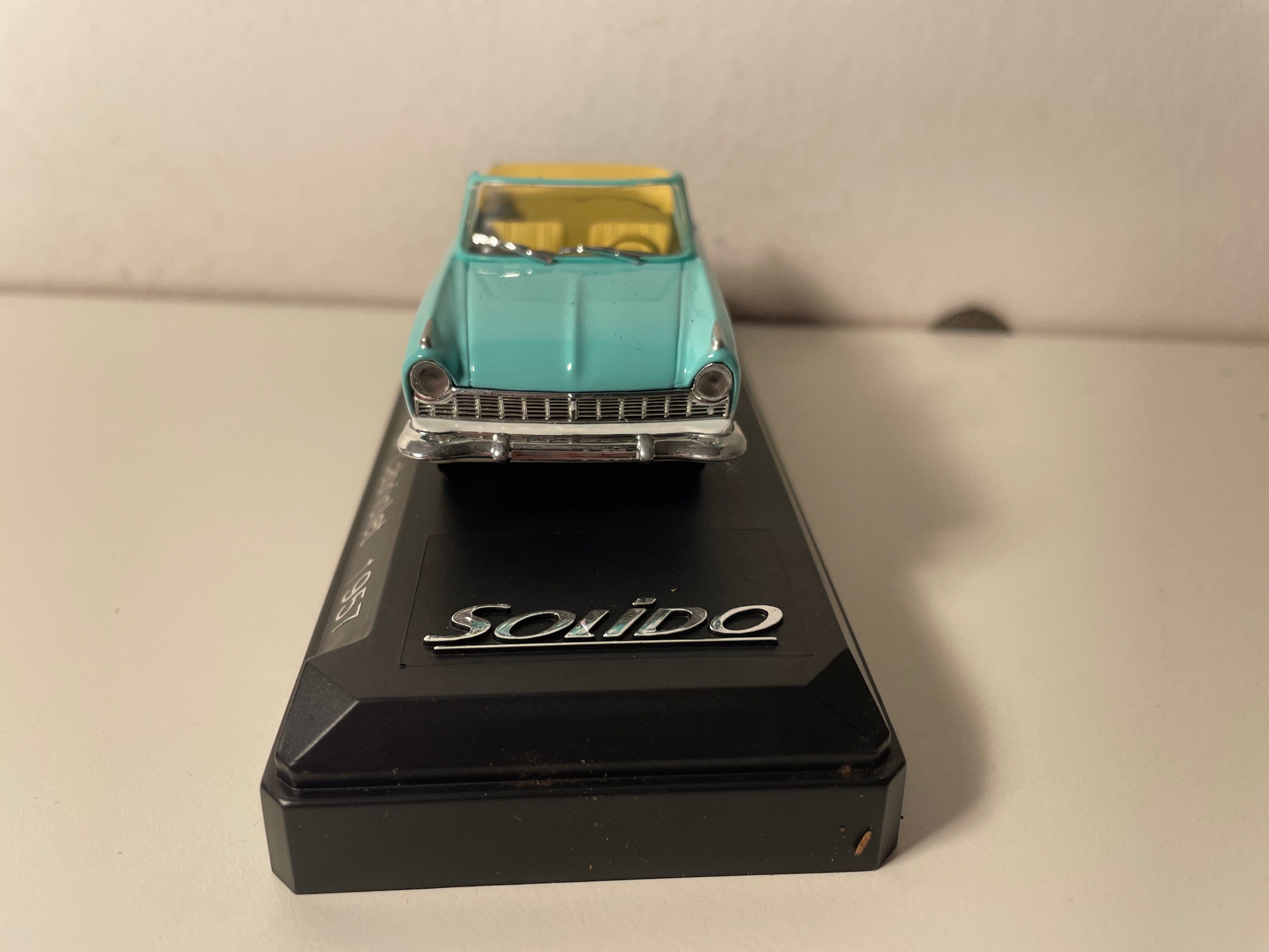 Ford Taunus 17M descapotable de 1957 en azul claro y blanco (referencia Solido 4575)
