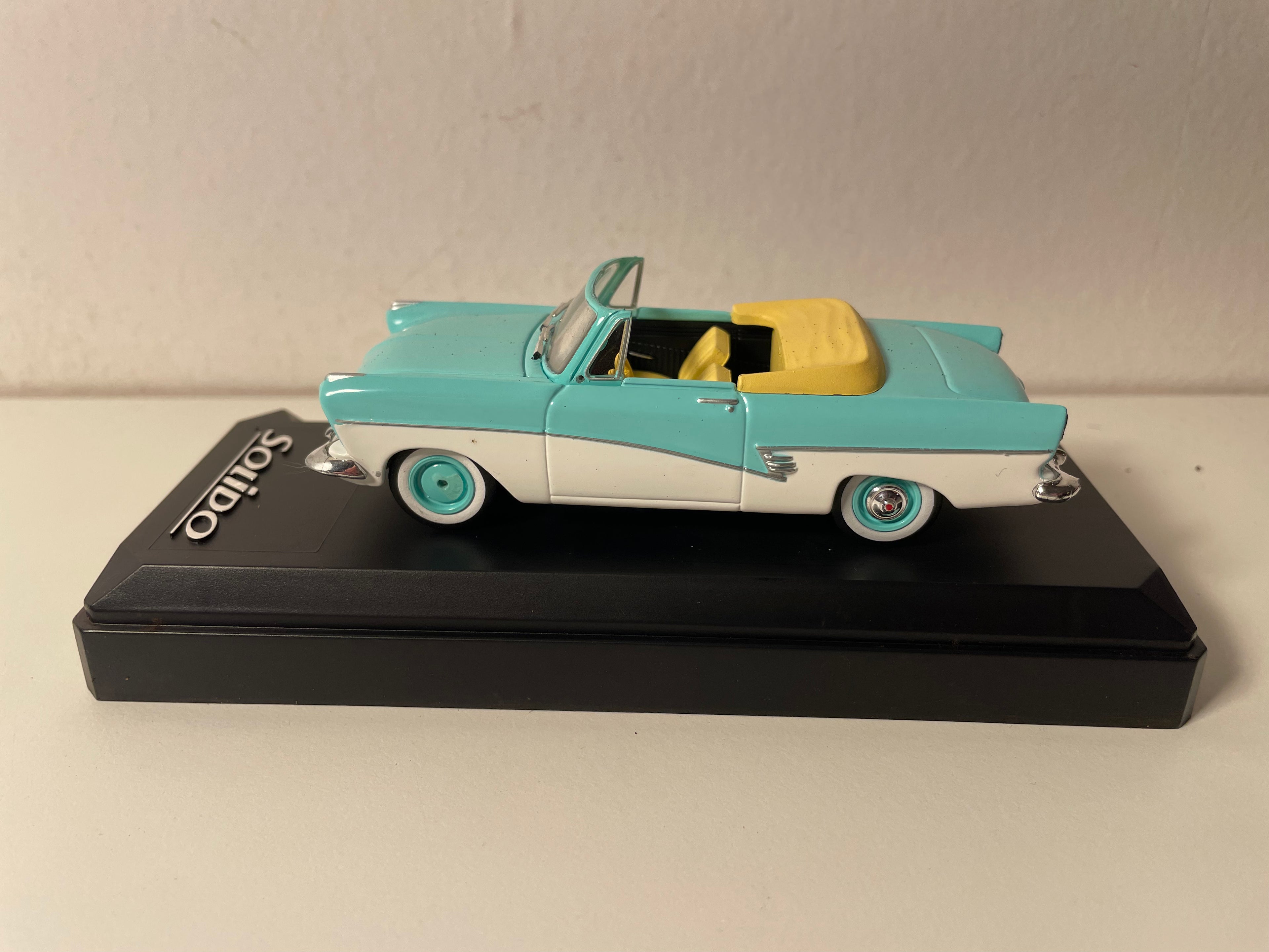 Ford Taunus 17M descapotable de 1957 en azul claro y blanco (referencia Solido 4575)