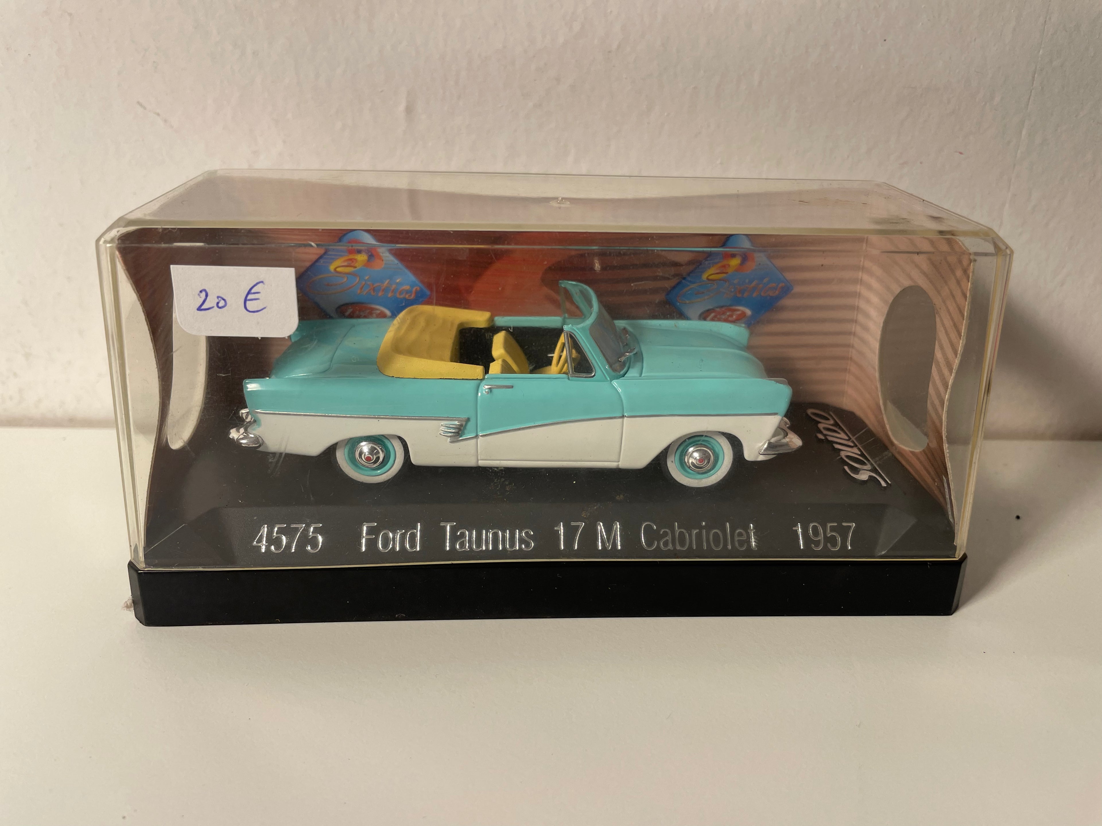 Ford Taunus 17M descapotable de 1957 en azul claro y blanco (referencia Solido 4575)