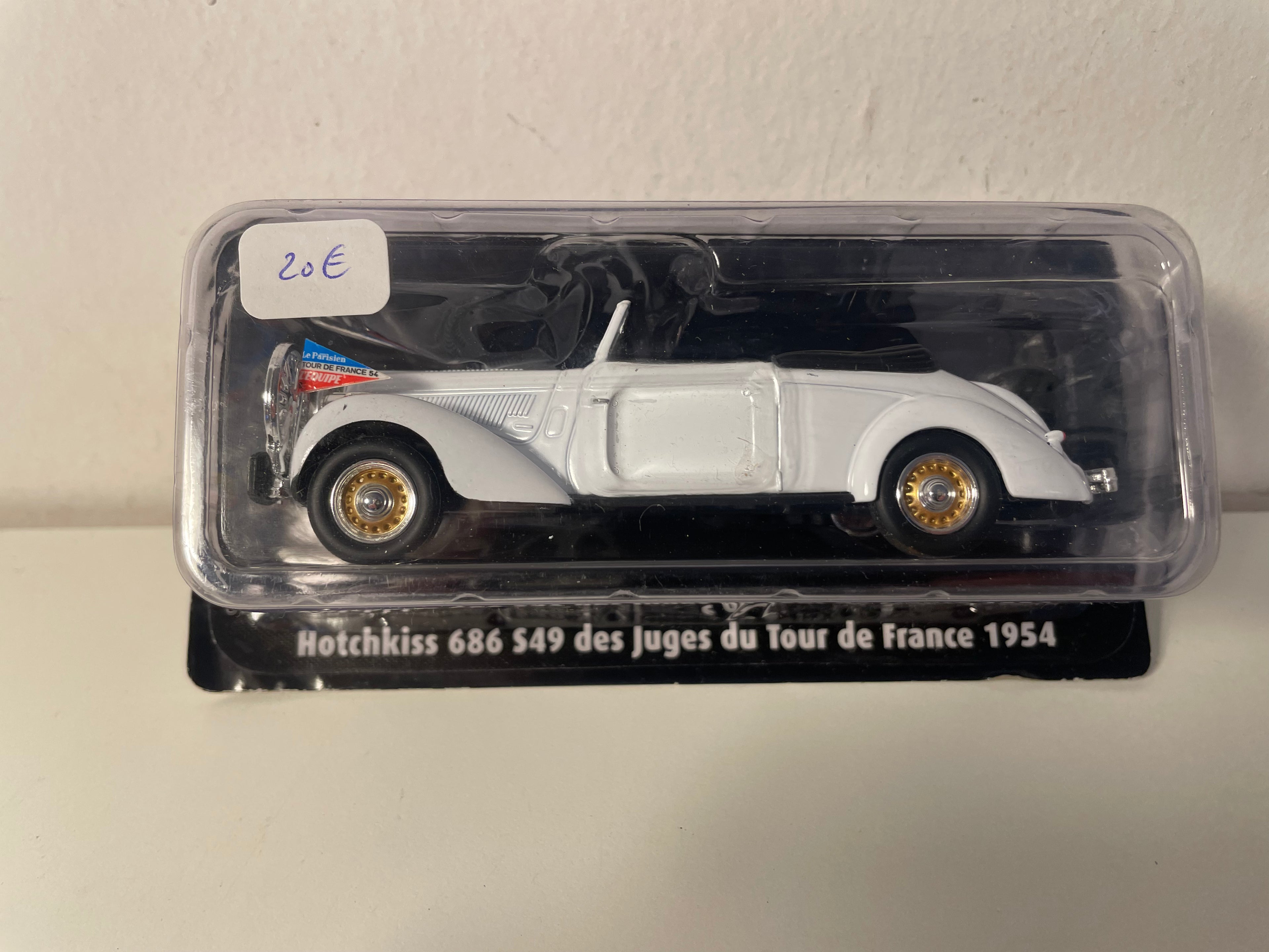 Hotchkiss 686 S49 wäiss "Riichter" vun der Tour de France 1954