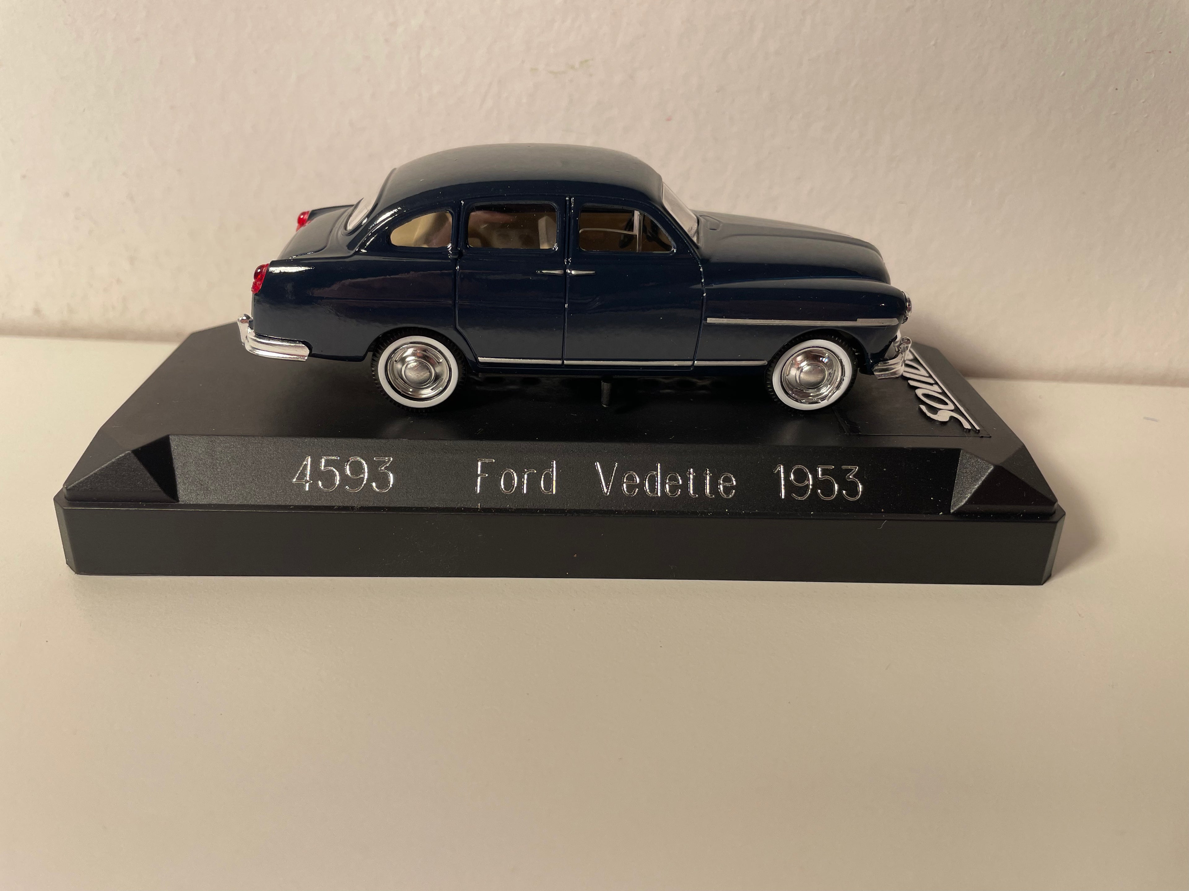 Ford Vedette ciemnoniebieska z 1953 roku - Solido numer 4593