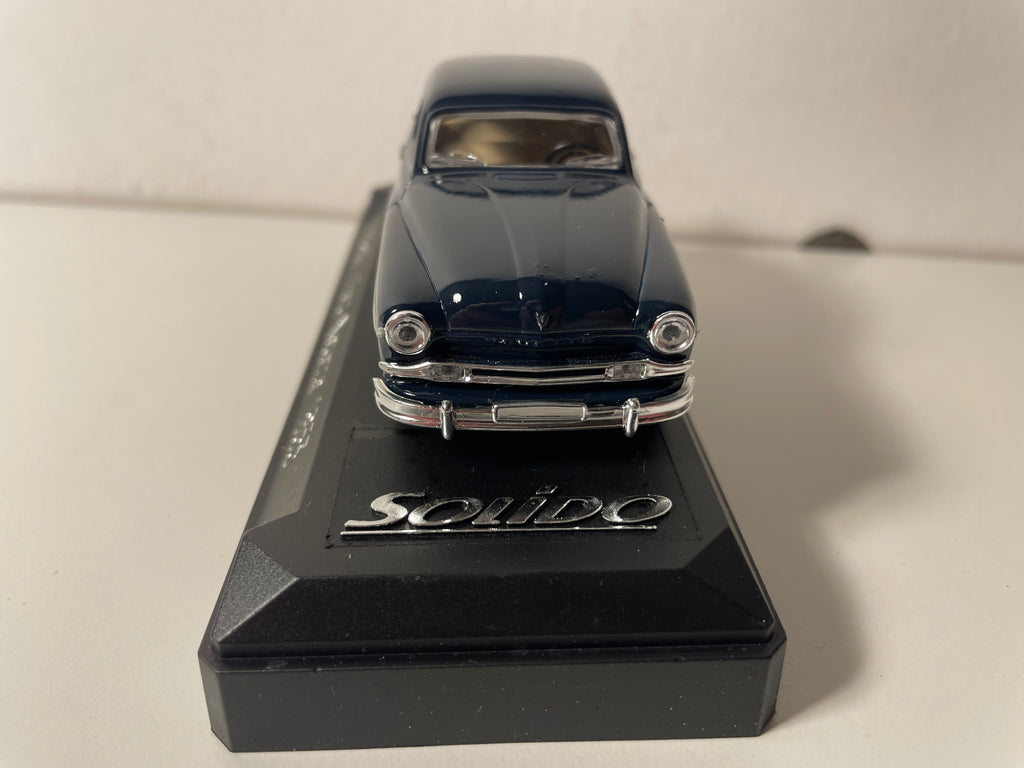 Ford Vedette ciemnoniebieska z 1953 roku - Solido numer 4593