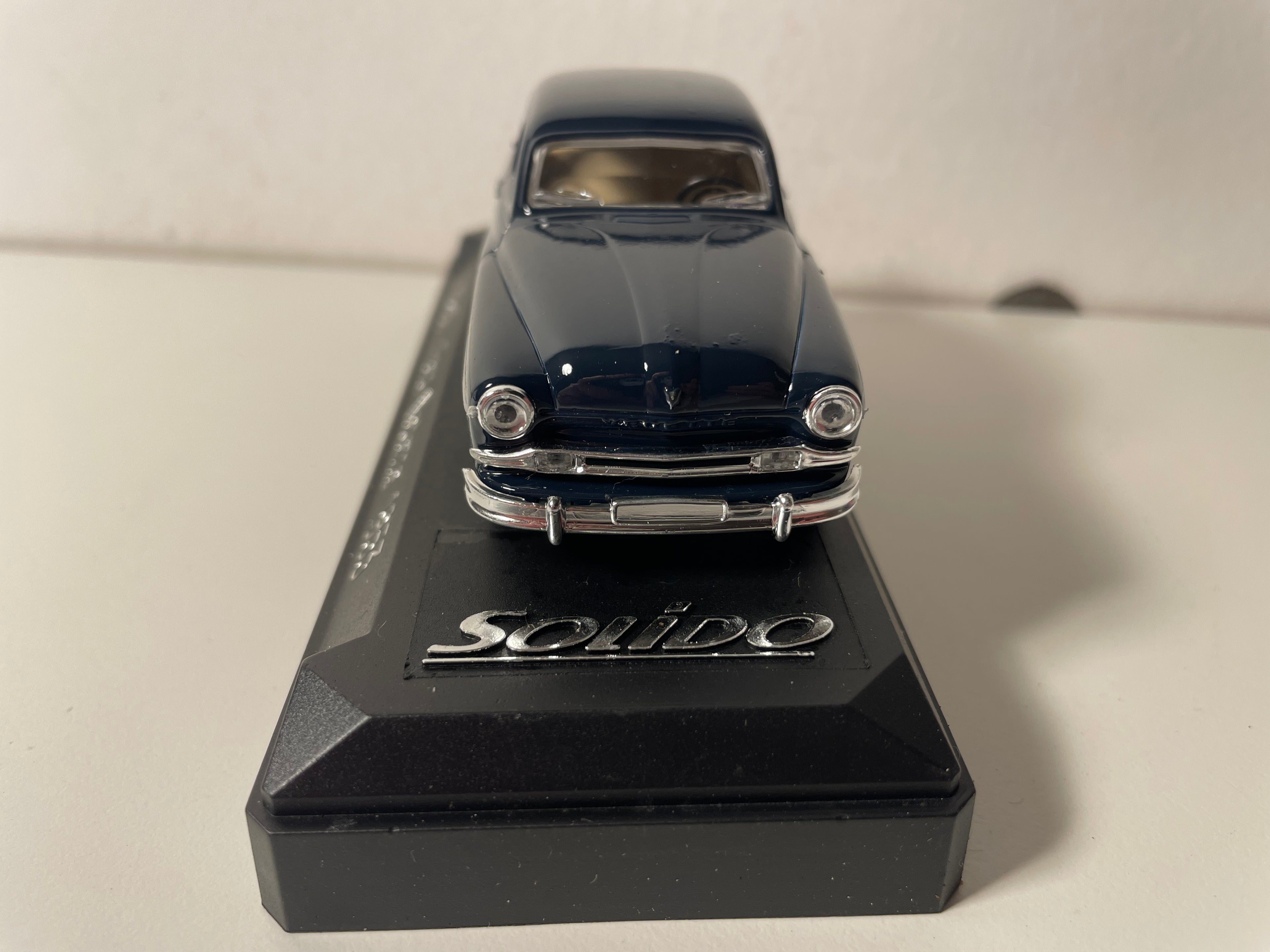 Ford Vedette ciemnoniebieska z 1953 roku - Solido numer 4593