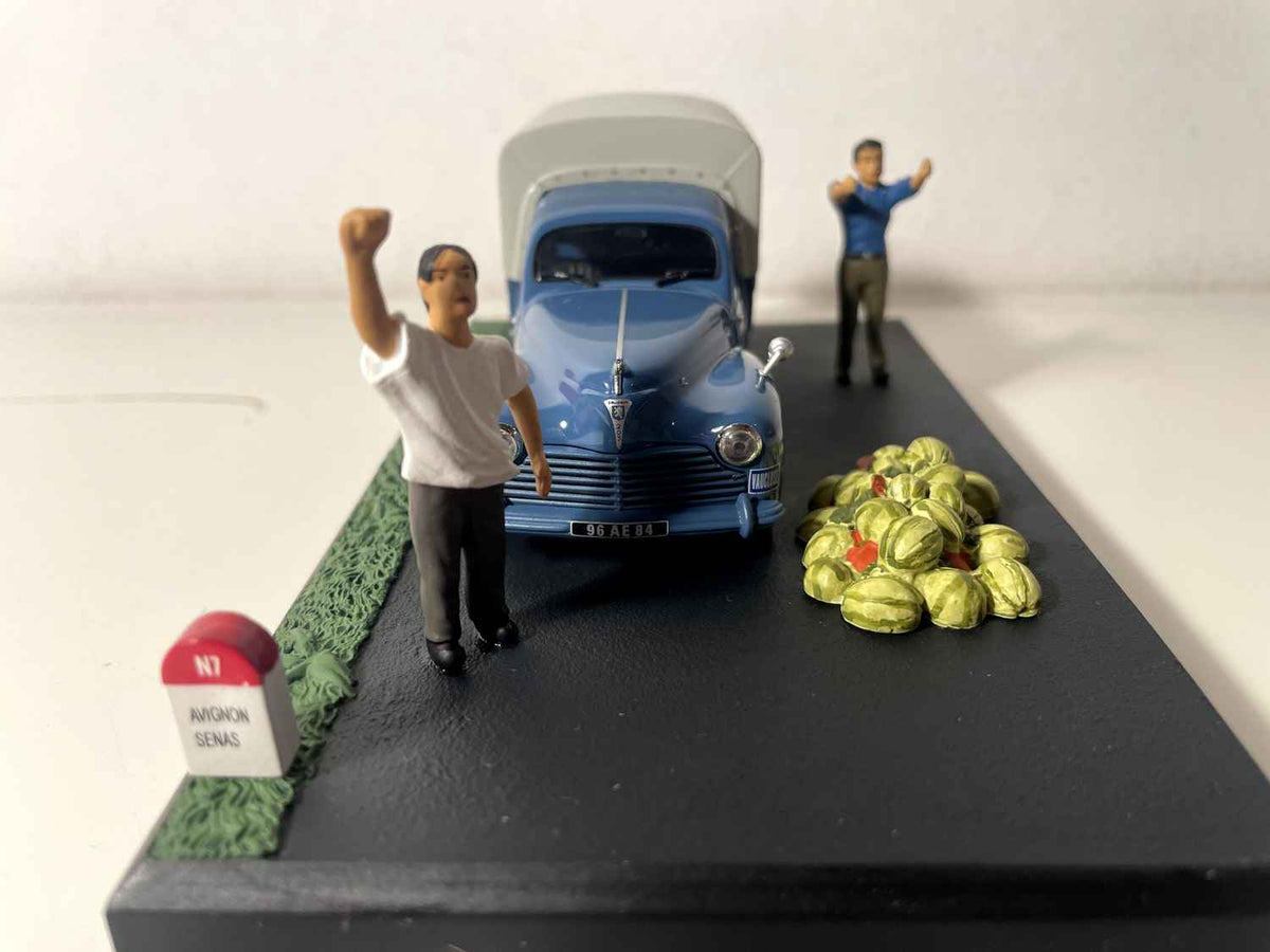 Peugeot 203 pick-up bleue avec bâche grise - La Nationale 7 - la route bleue