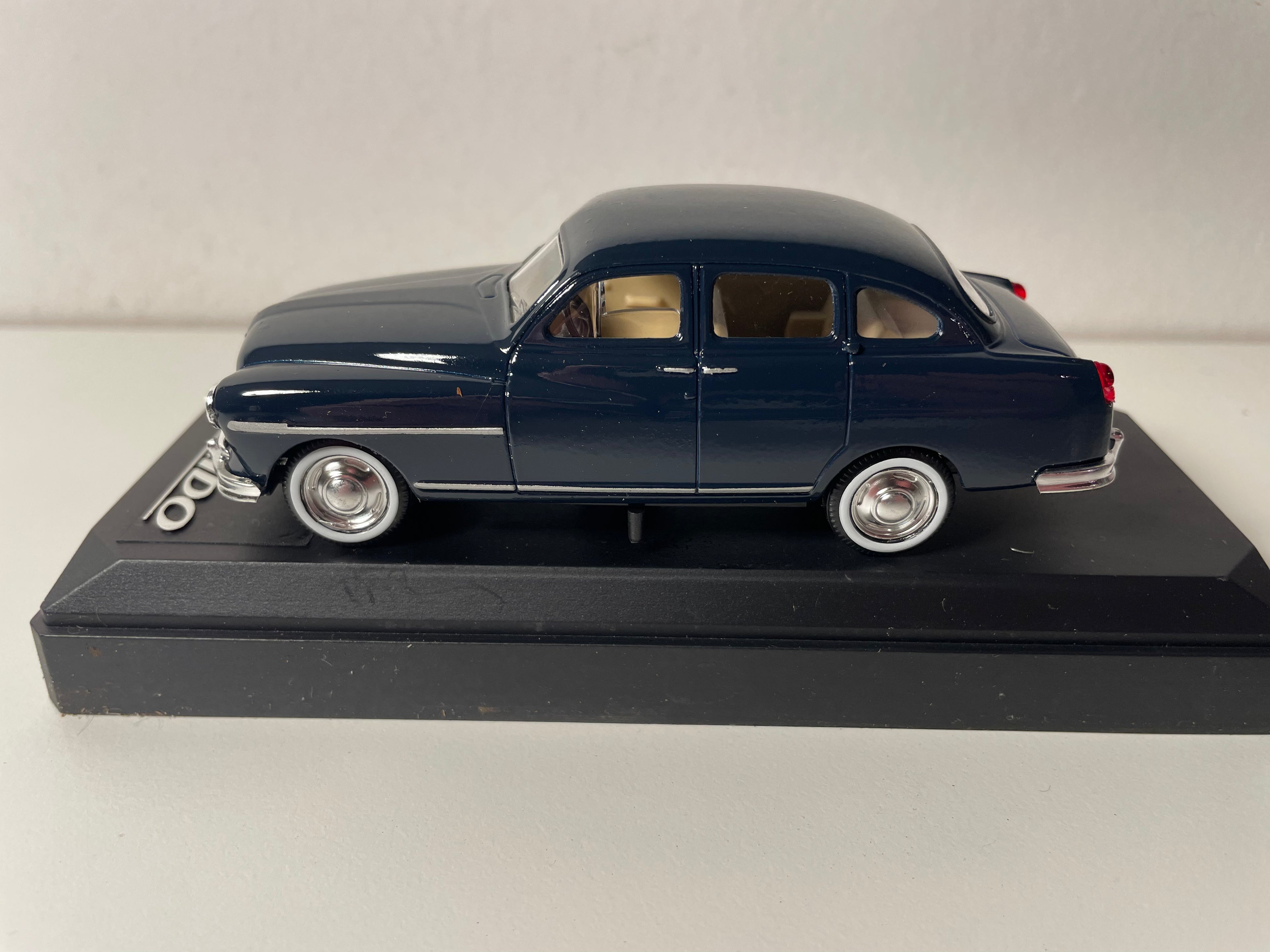 Ford Vedette ciemnoniebieska z 1953 roku - Solido numer 4593