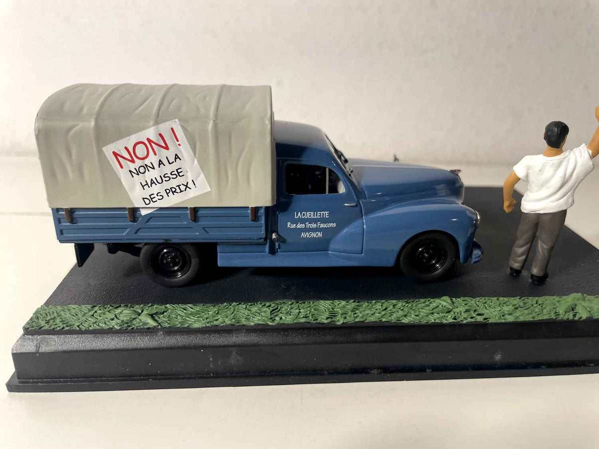 Peugeot 203 pick-up bleue avec bâche grise - La Nationale 7 - la route bleue
