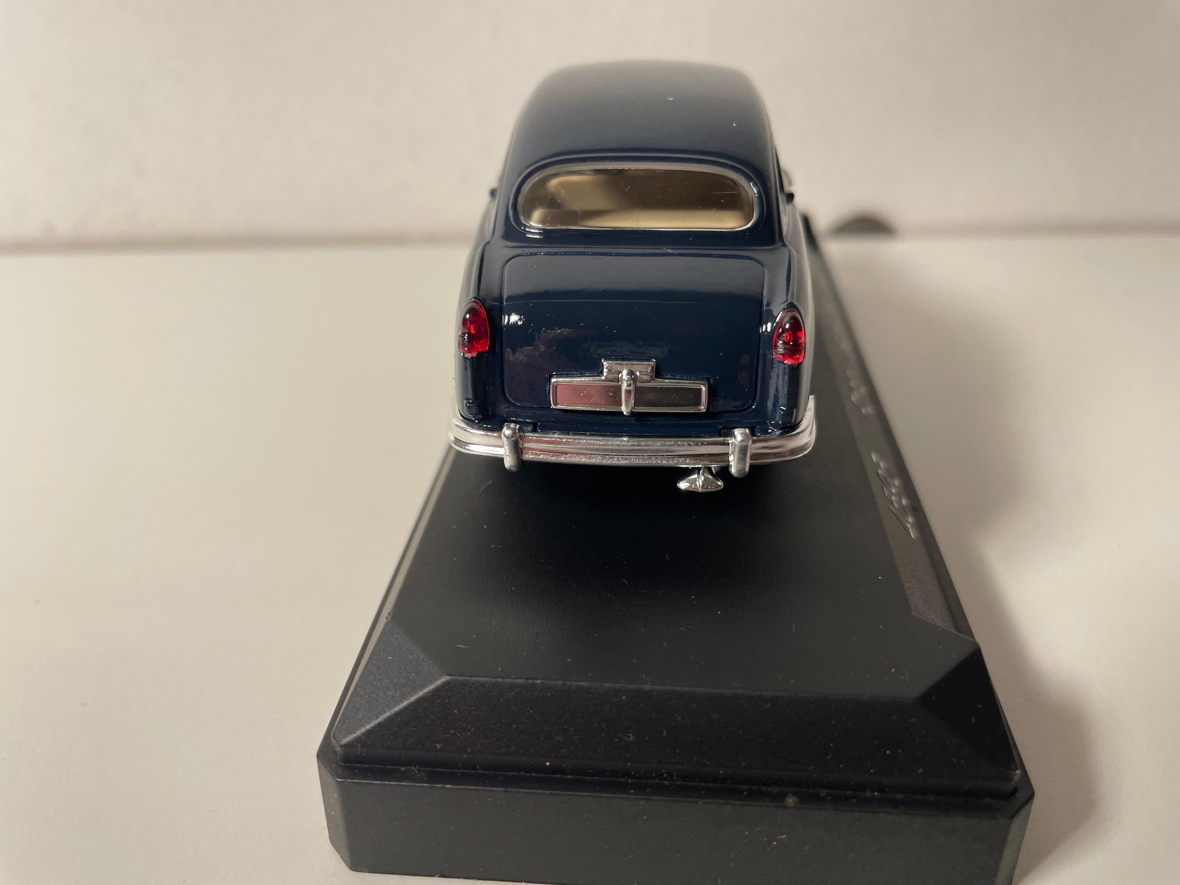 Ford Vedette ciemnoniebieska z 1953 roku - Solido numer 4593