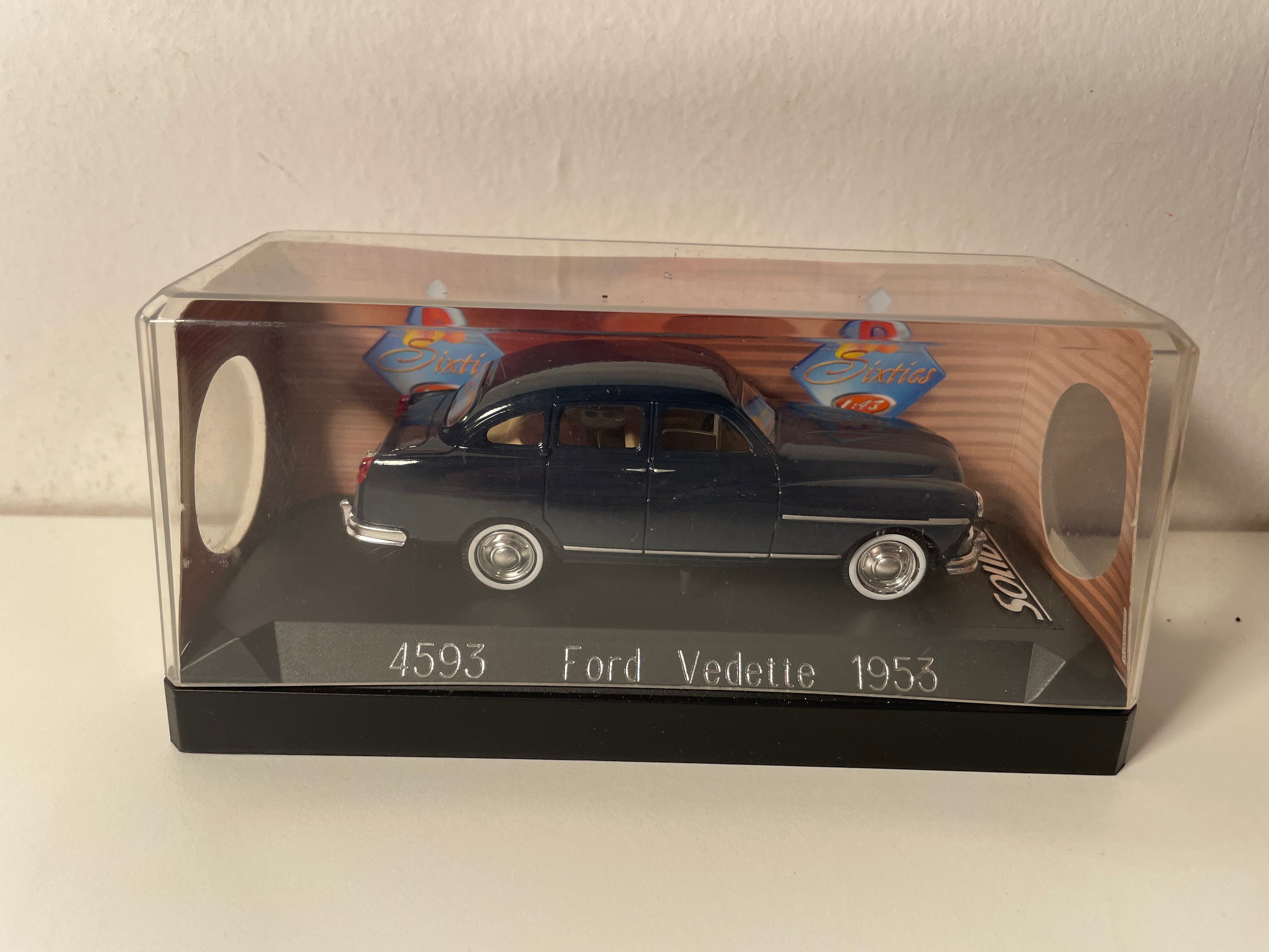 Ford Vedette ciemnoniebieska z 1953 roku - Solido numer 4593