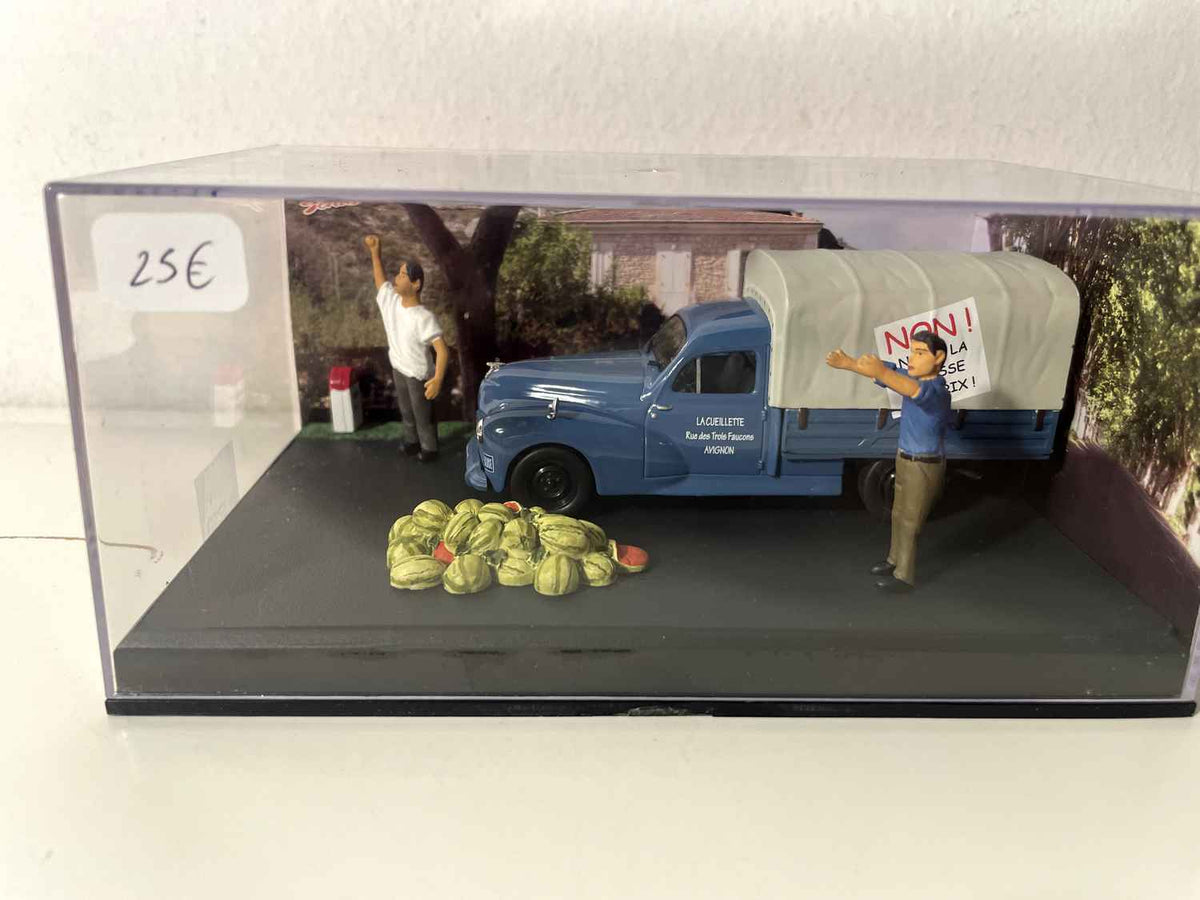 Peugeot 203 pick-up bleue avec bâche grise - La Nationale 7 - la route bleue