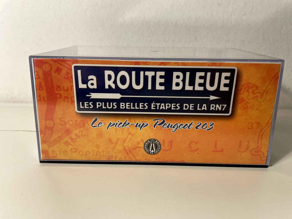 Peugeot 203 blauwe pick-up met grijze zeil - La Nationale 7 - de blauwe weg