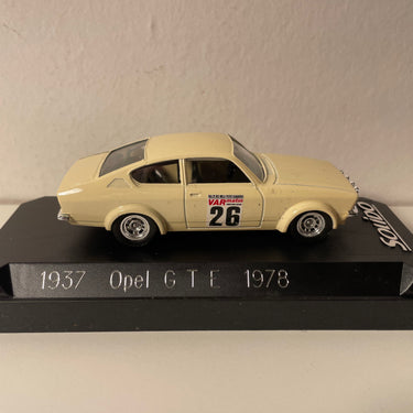 Opel GTE vun 1978 mat der Nummer 26 (Solido Referenz 1937)