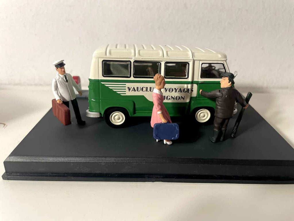 Renault Estafette verde com telhado branco quebrado/beige - La Nationale 7 - a estrada azul