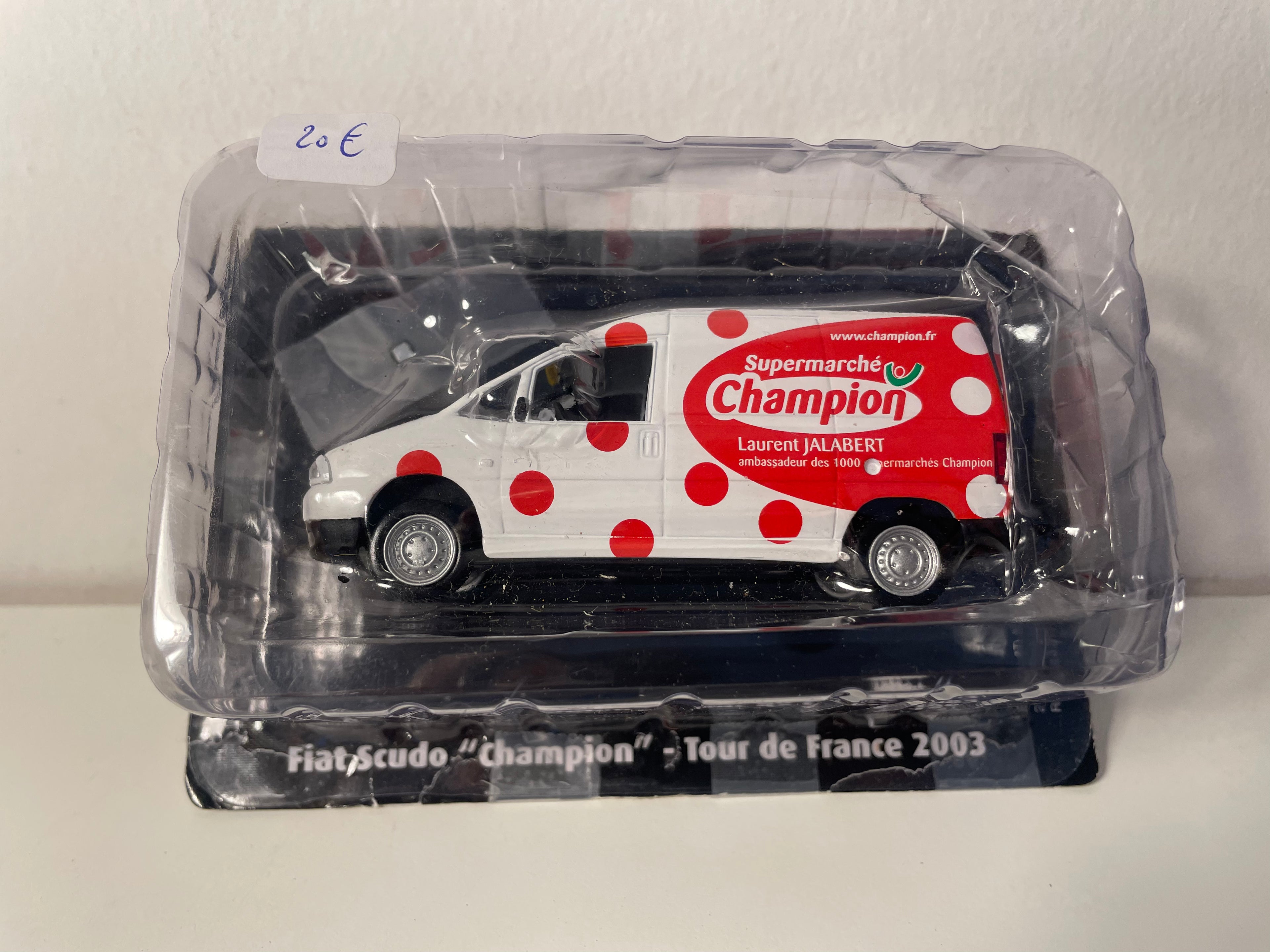 Fiat Scudo blanc et rouge "Champion" Tour de France 2003 (Rétroviseur côté conducteur à coller)
