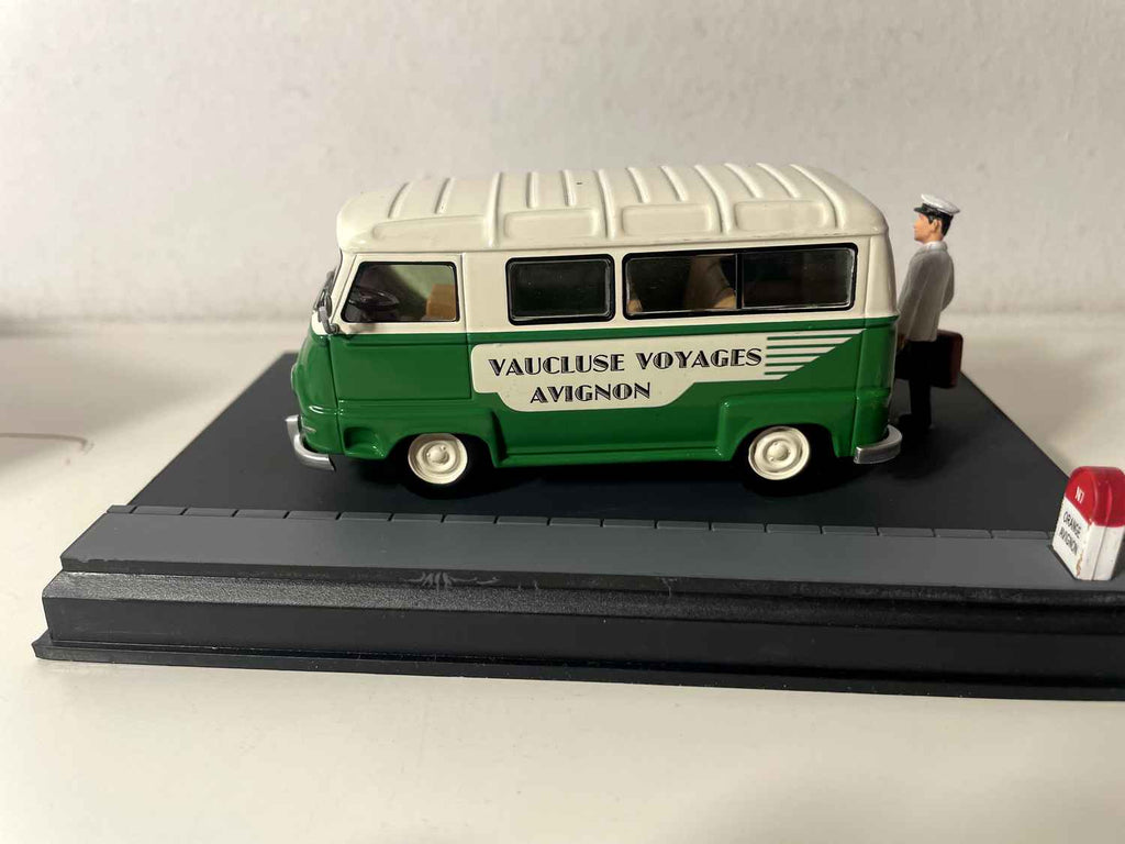 Renault Estafette verde com telhado branco quebrado/beige - La Nationale 7 - a estrada azul