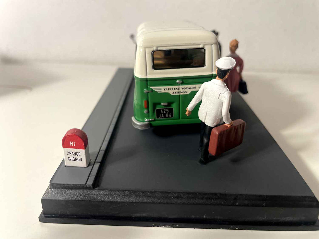 Renault Estafette verde com telhado branco quebrado/beige - La Nationale 7 - a estrada azul