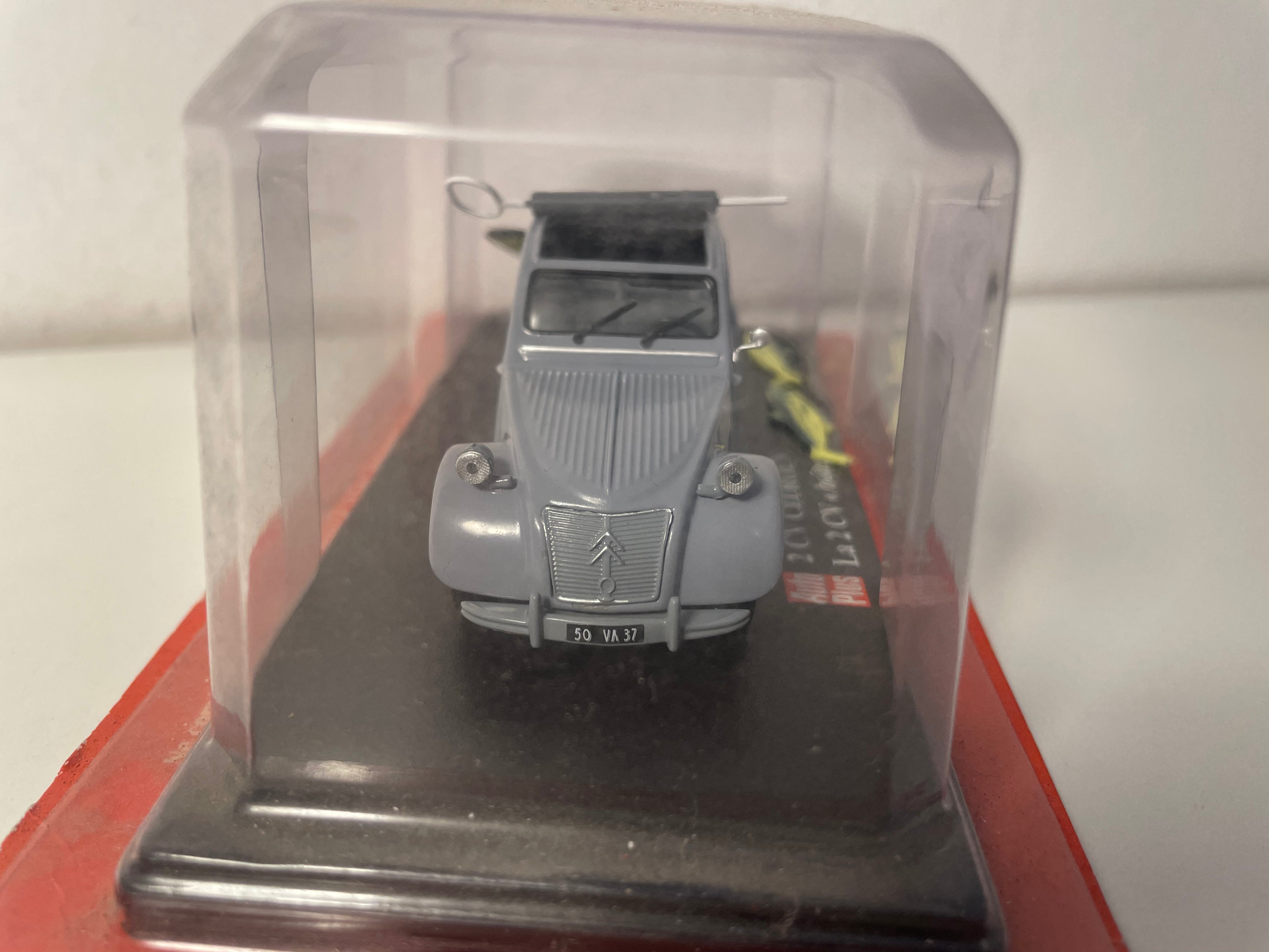 Citroën 2 CV grise "boîte à sardines"
