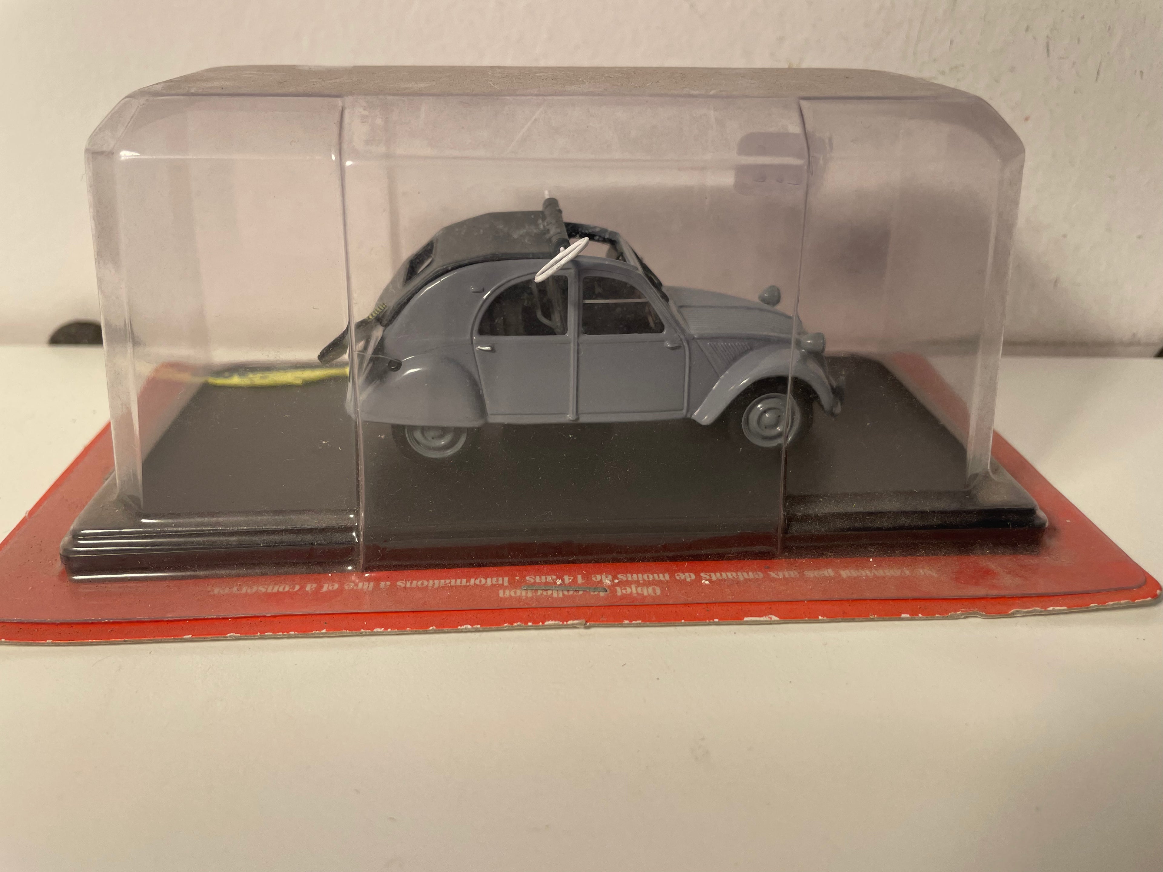 Citroën 2 CV grise "boîte à sardines"