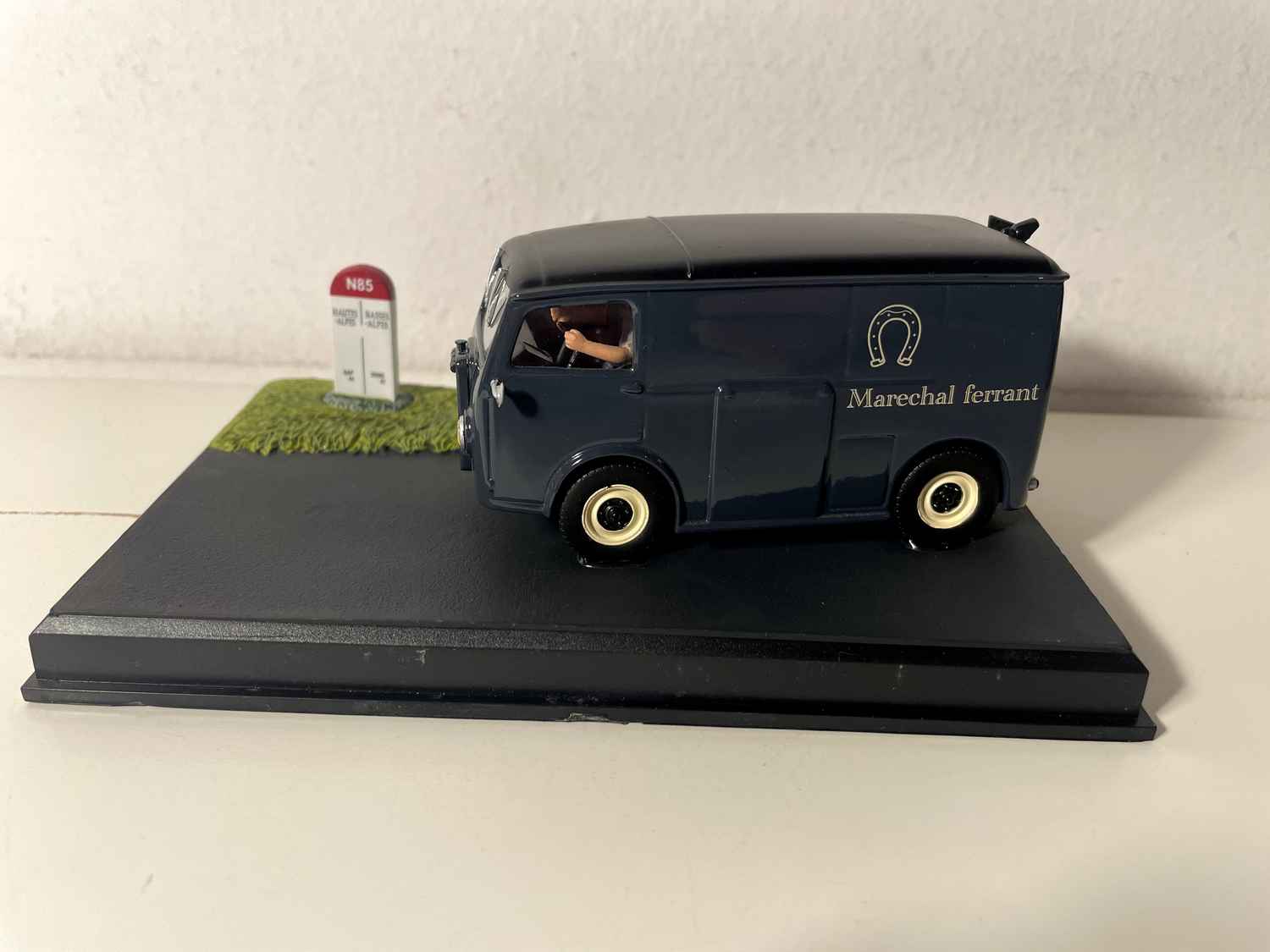 Citroën Tub Cinza Escuro - A Nacional 7 - A Estrada Azul