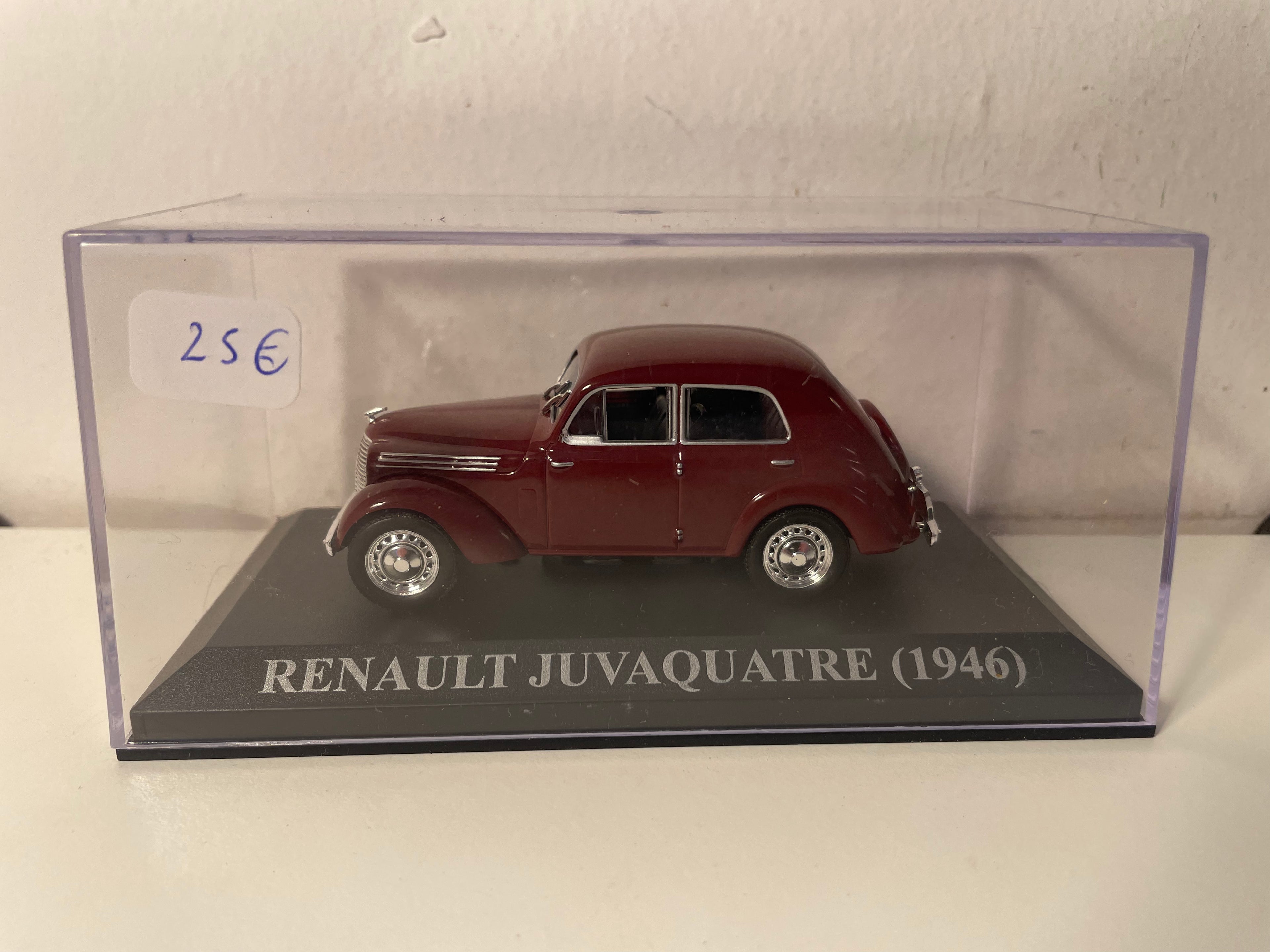 1946 bordeauxrode Renault Juvaquatre
