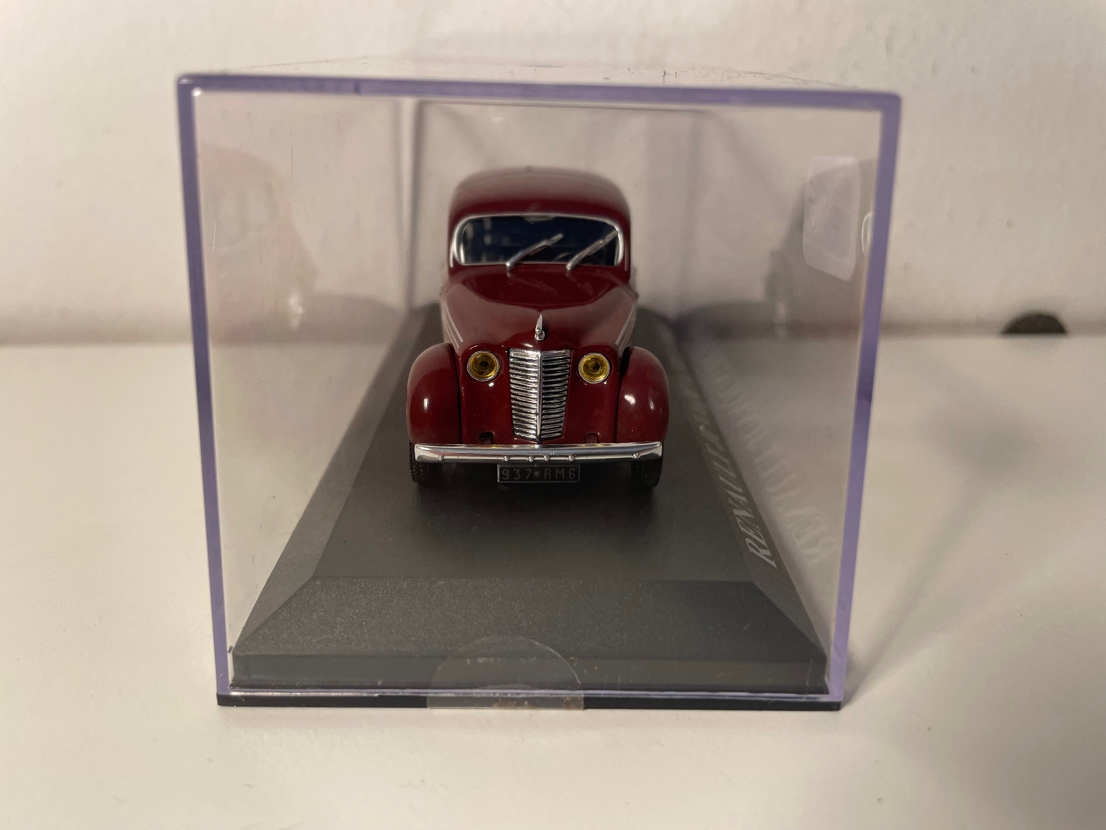 1946 bordeauxrode Renault Juvaquatre
