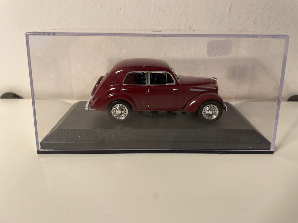1946 bordeauxrode Renault Juvaquatre