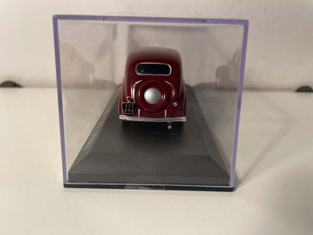 1946 bordeauxrode Renault Juvaquatre