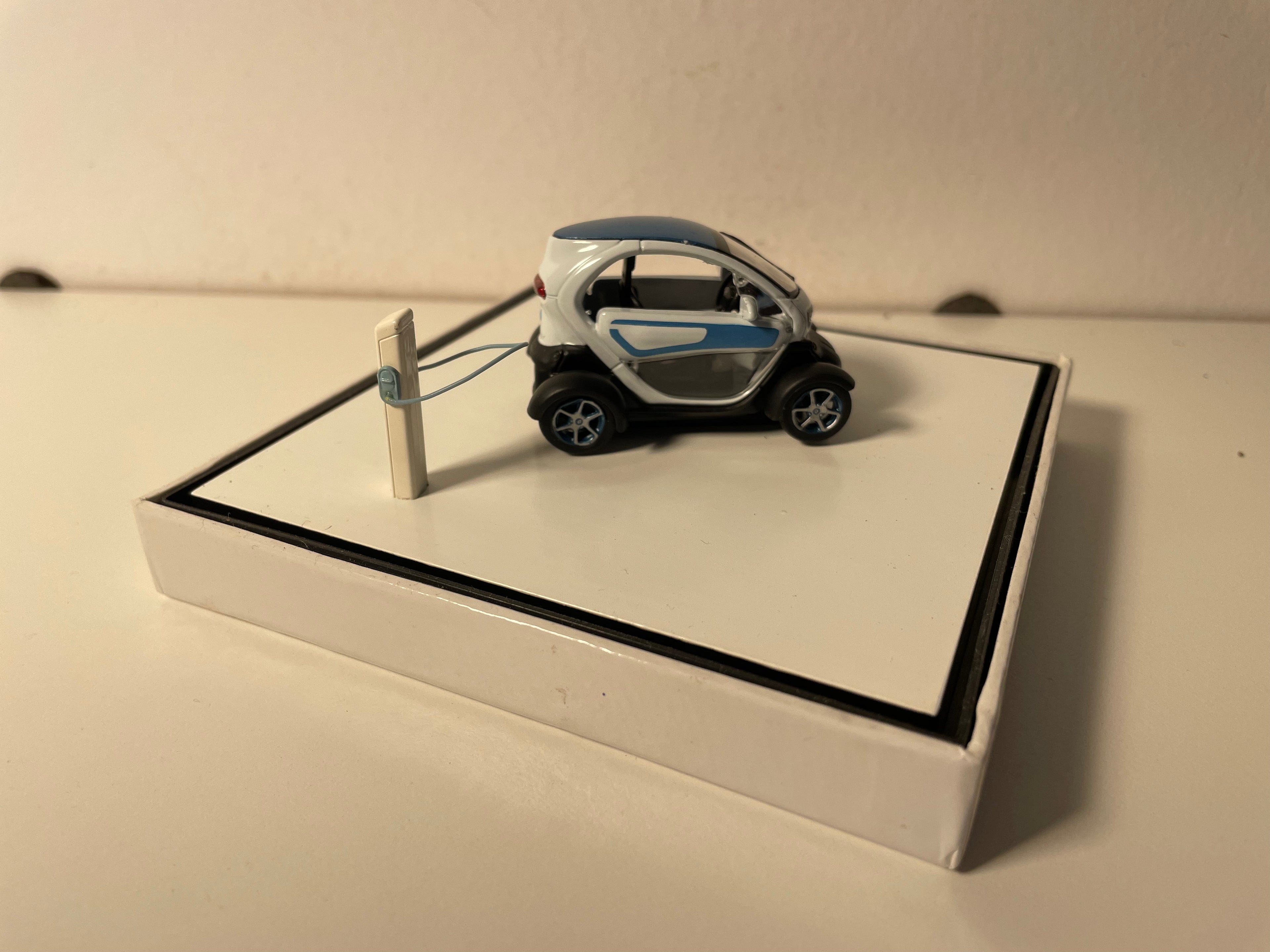 Renault Twizy blo a wäiss (elektronescht Gefier) - Këscht Box