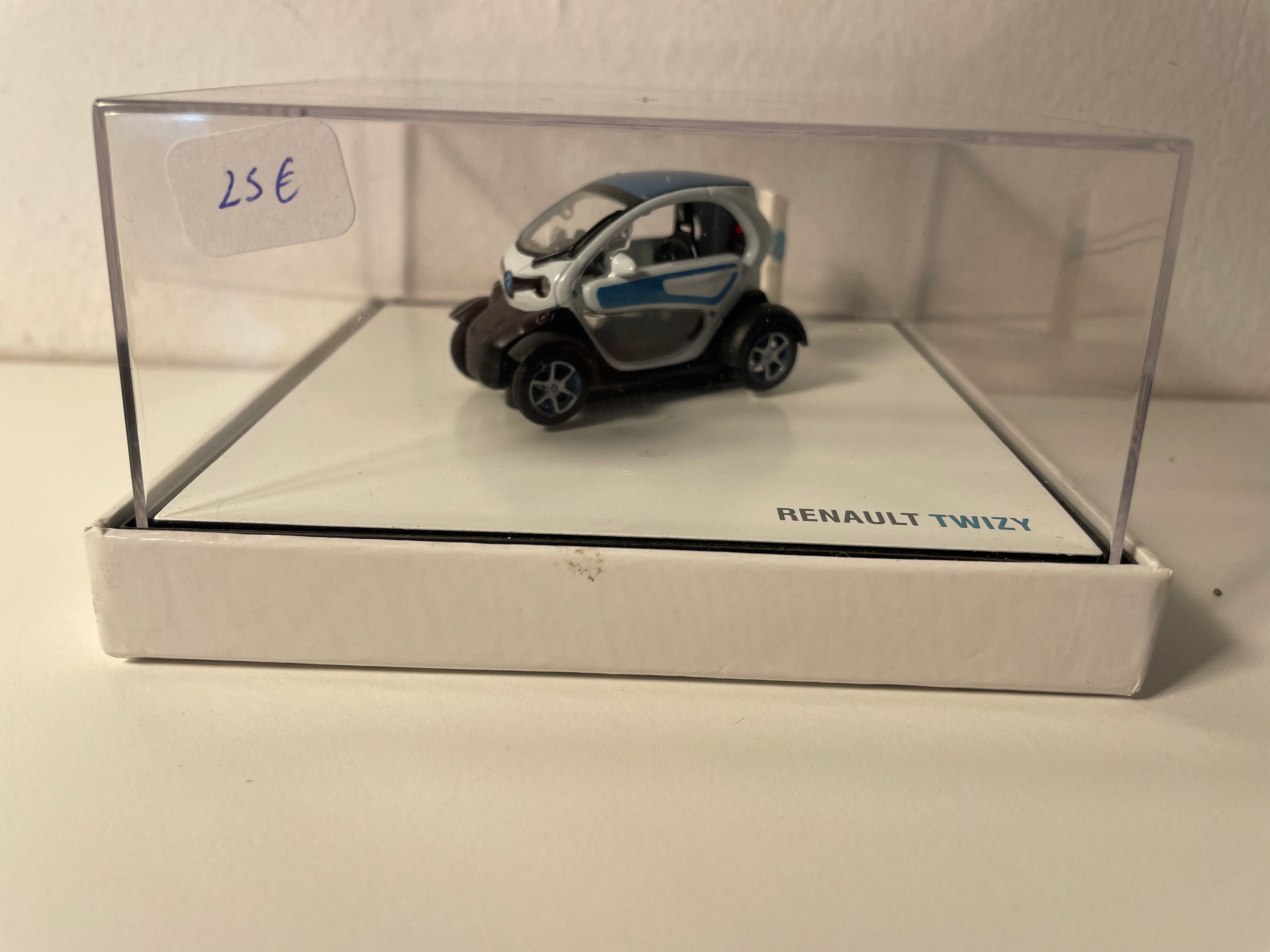 Renault Twizy blo a wäiss (elektronescht Gefier) - Këscht Box