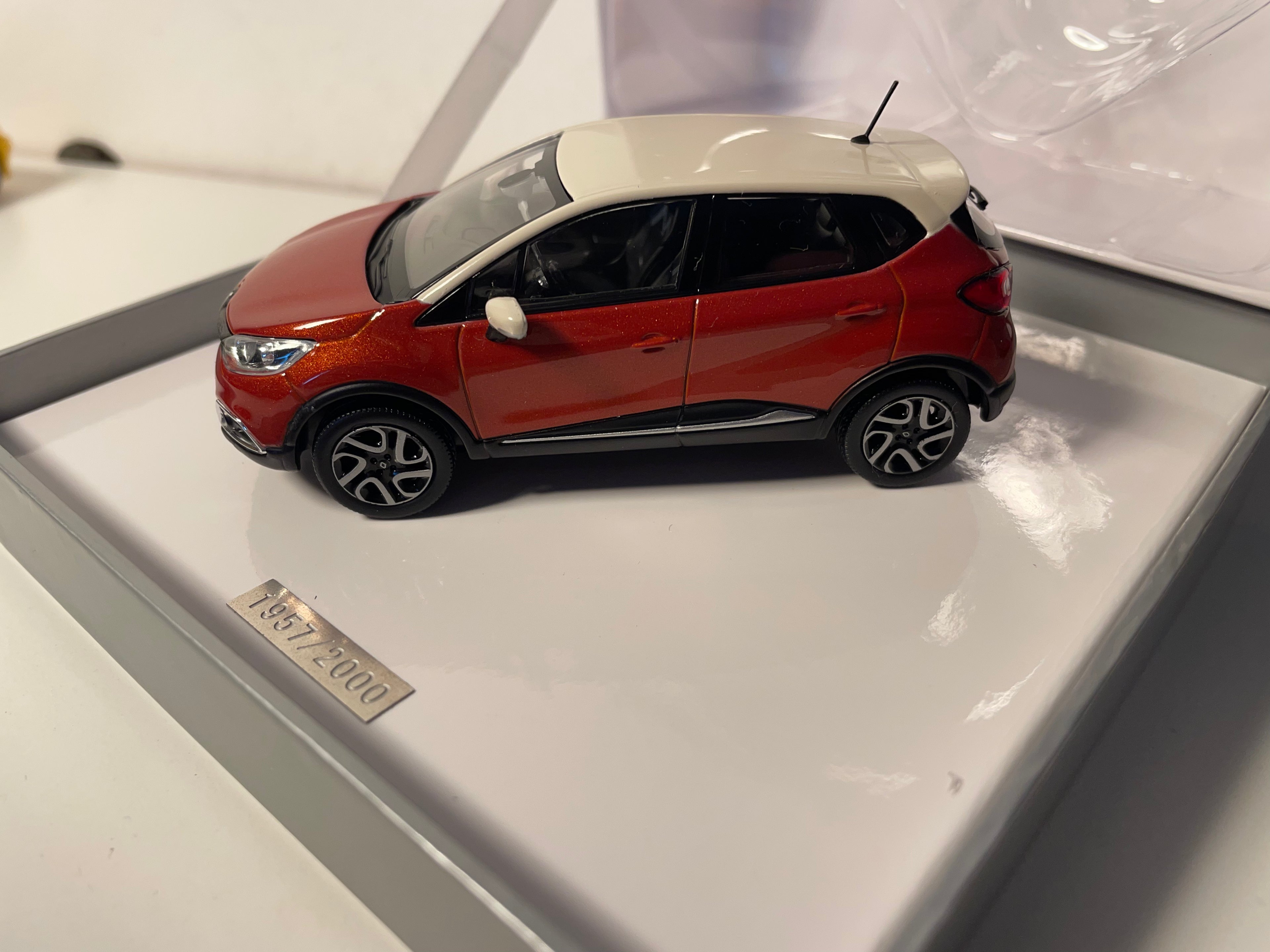 Renault Captur orange Arizona et toit beige - NOREV - coffret boite carrée