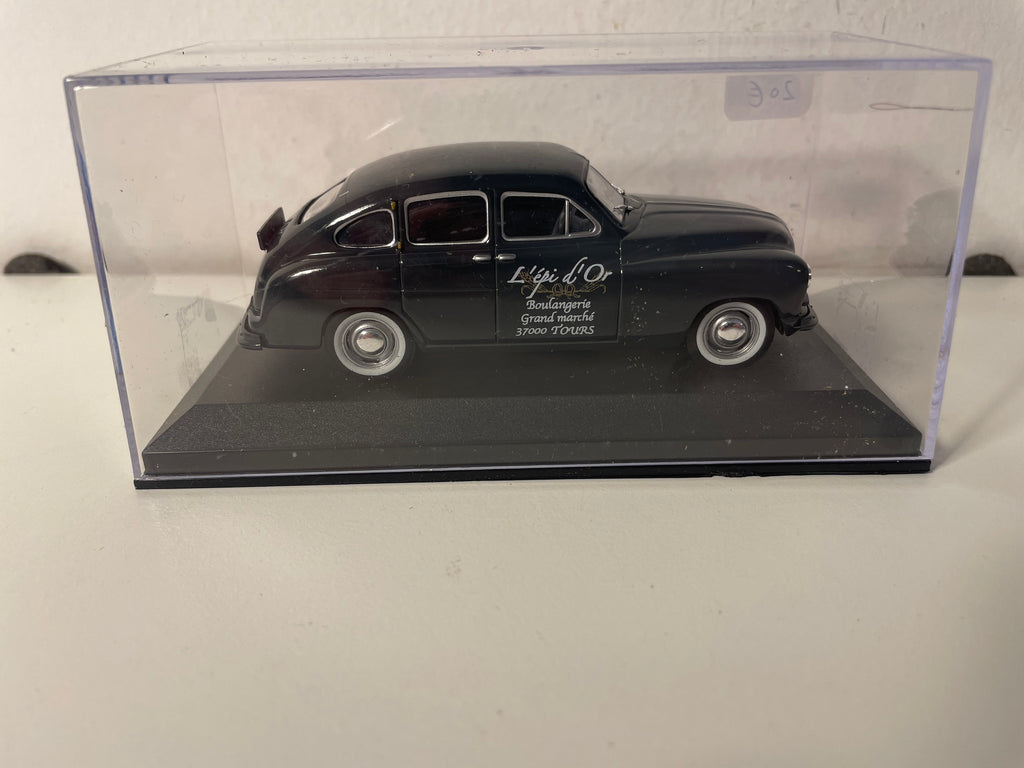 Ford Bee gris oscuro con publicidad de L'EPI D'OR