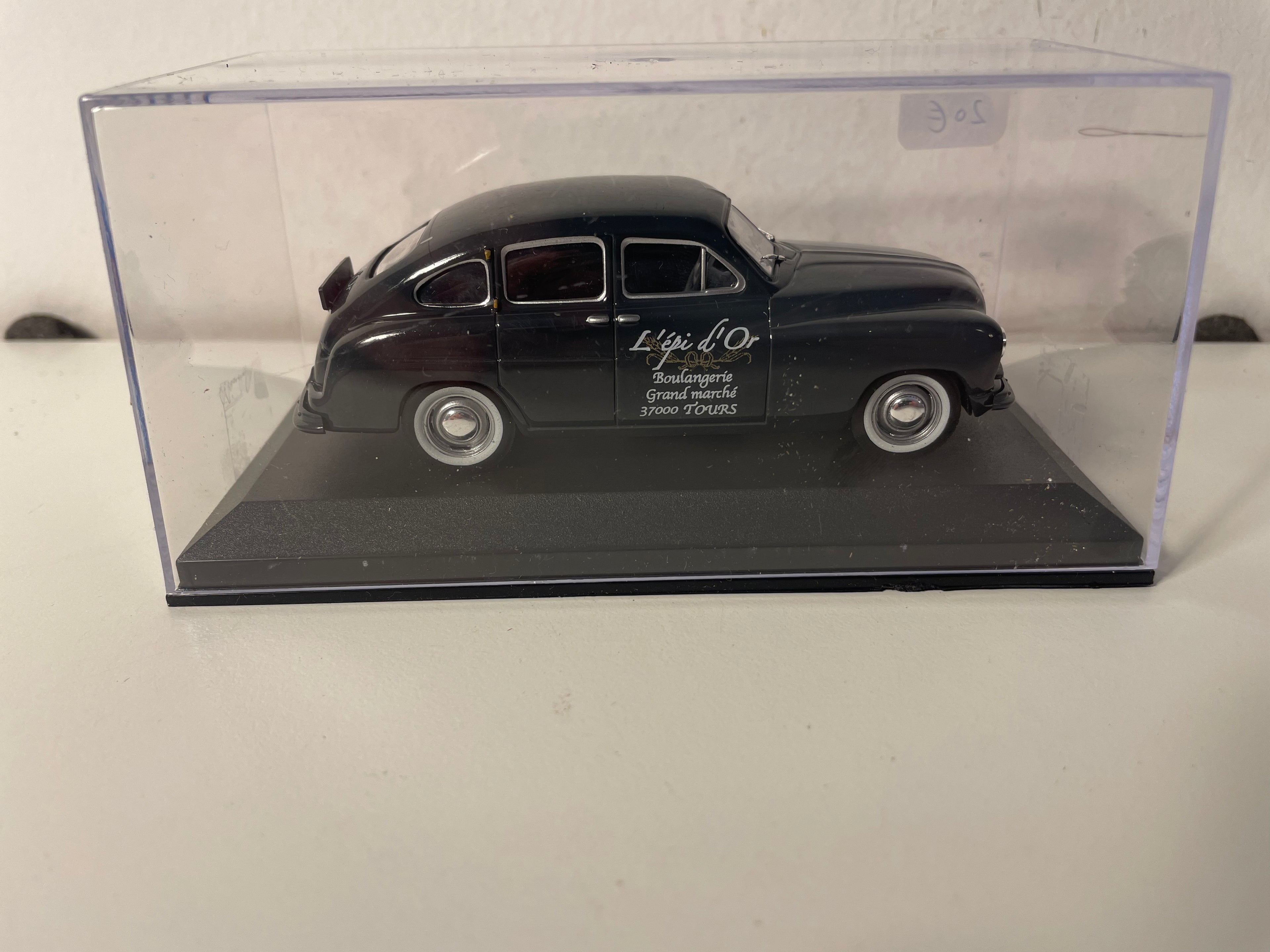 Ford Bee gris oscuro con publicidad de L'EPI D'OR