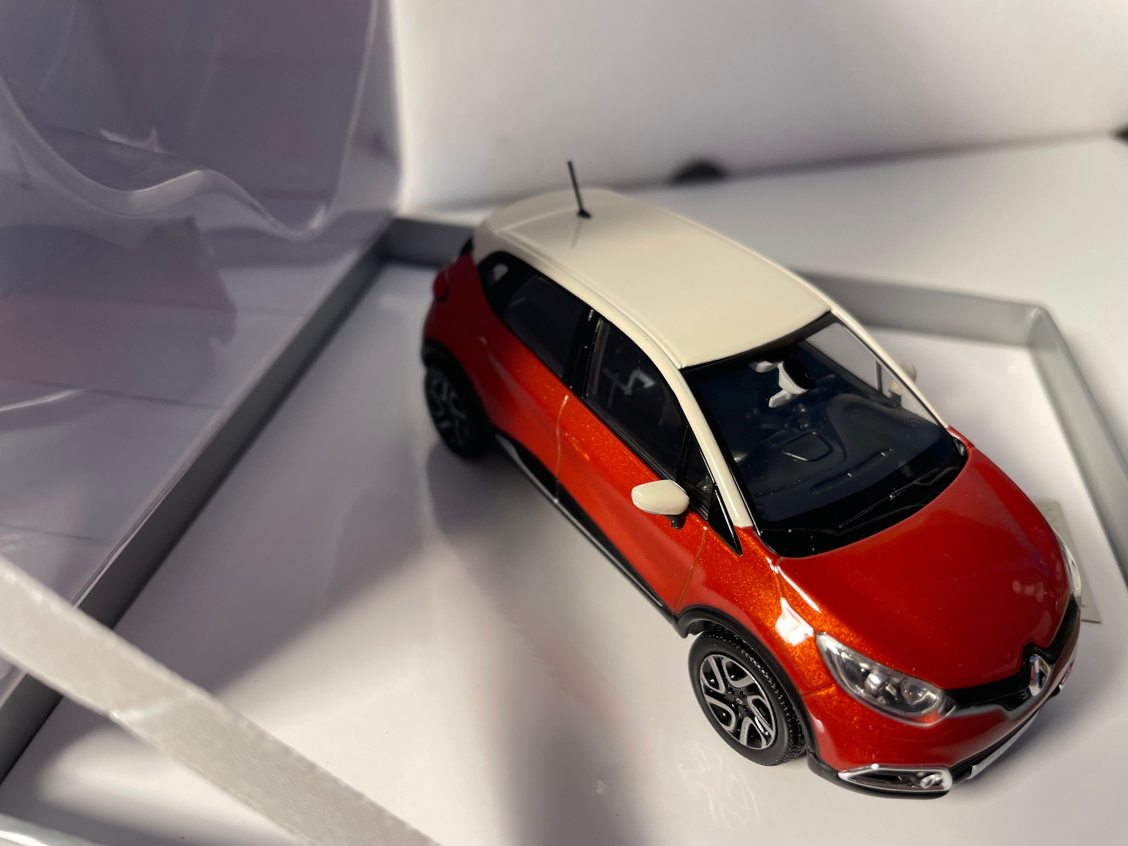 Renault Captur orange Arizona et toit beige - NOREV - coffret boite carrée