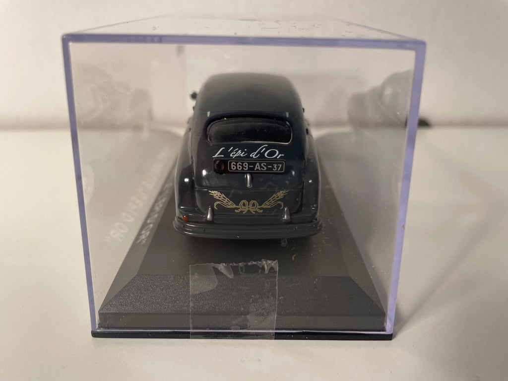 Ford Bee gris oscuro con publicidad de L'EPI D'OR