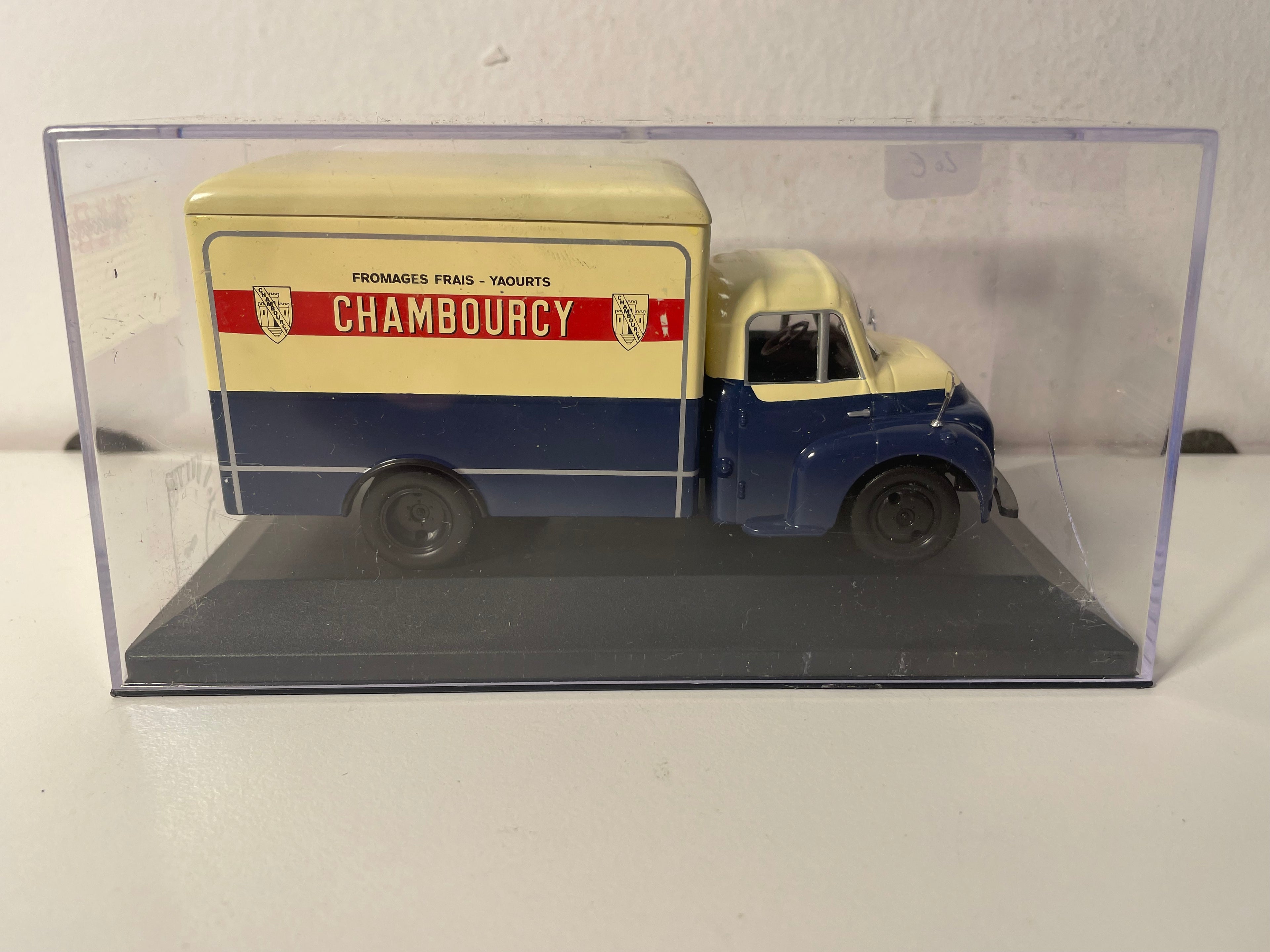 Citroën U23 bleu et beige avec publicité CHAMBOURCY